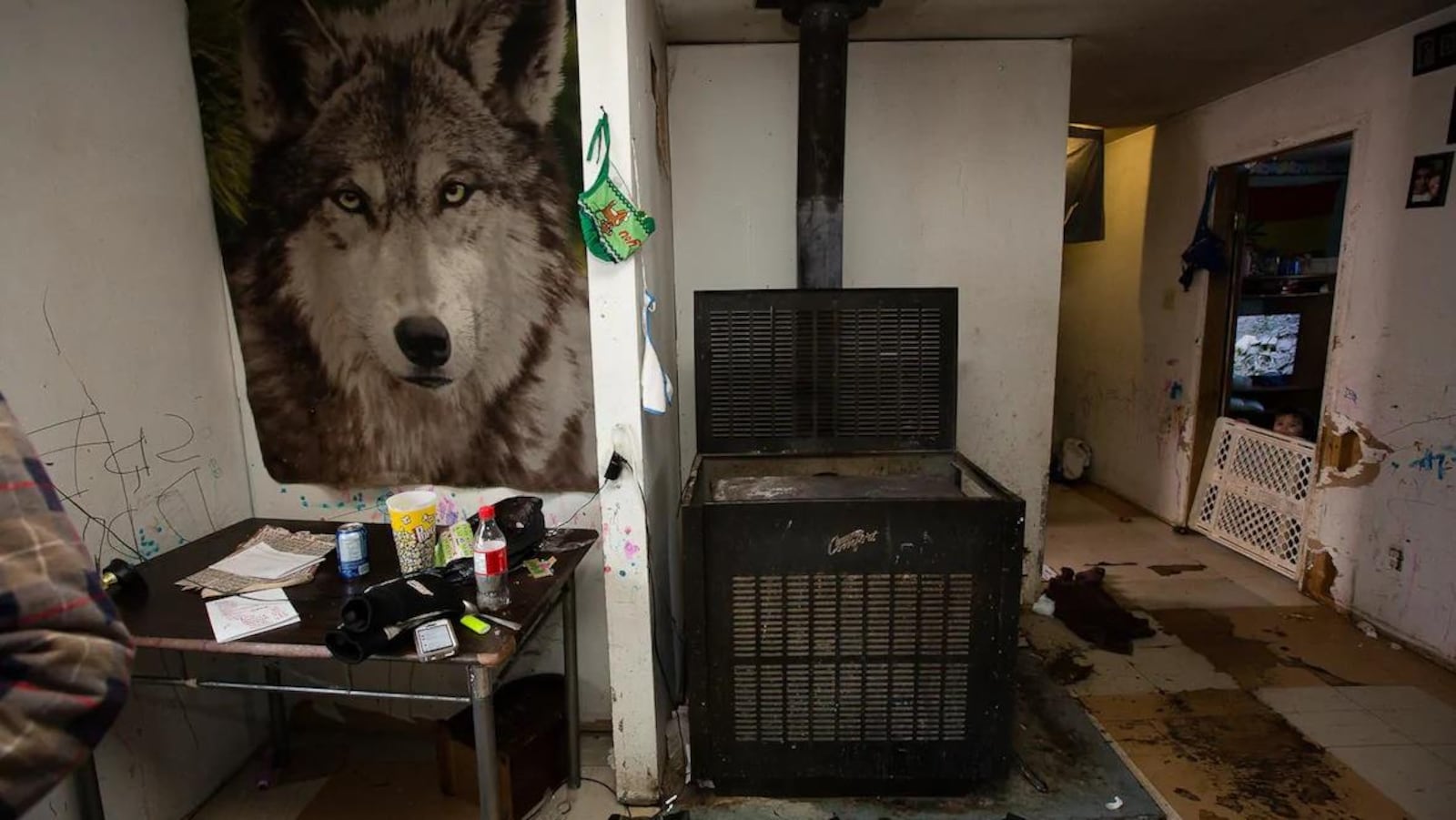 L'intérieur d'une maison en mauvais état.