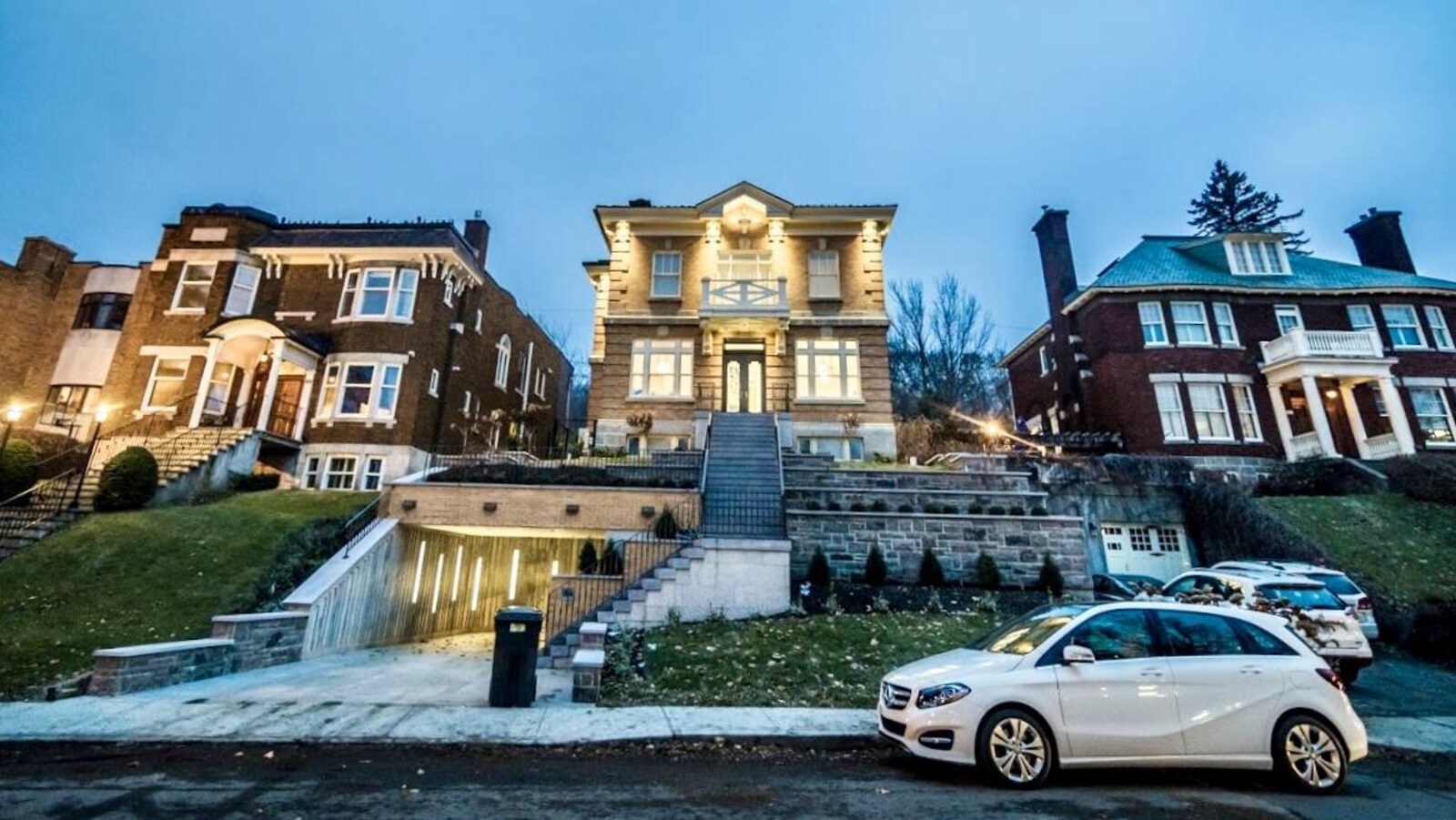 Une maison luxueuse éclairée la nuit.
