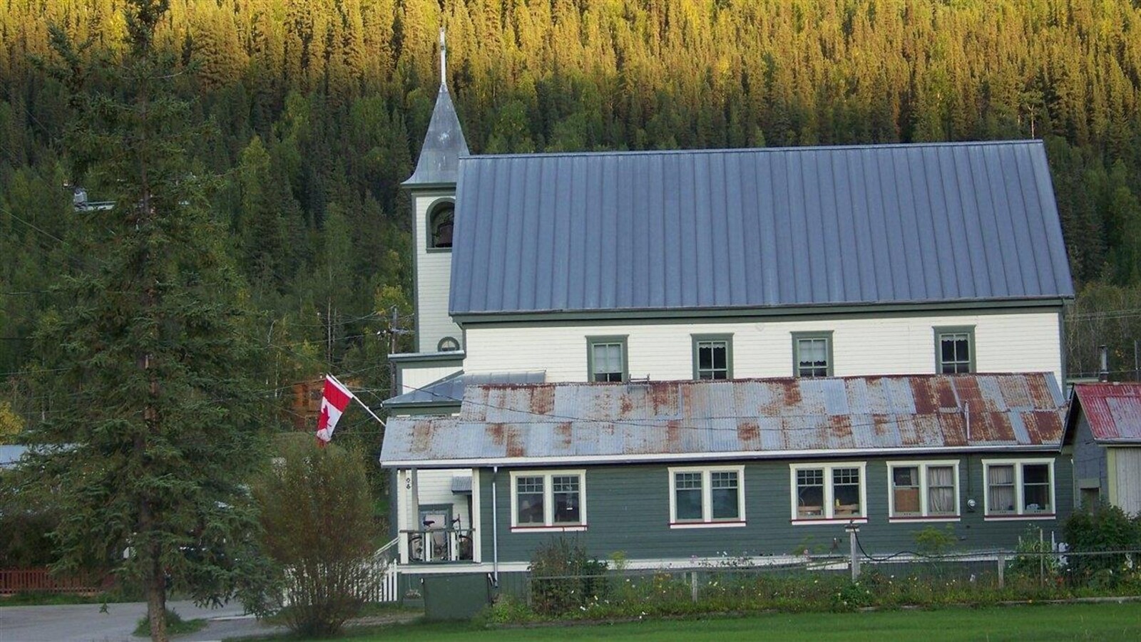 Une maison et une église à Dawson City