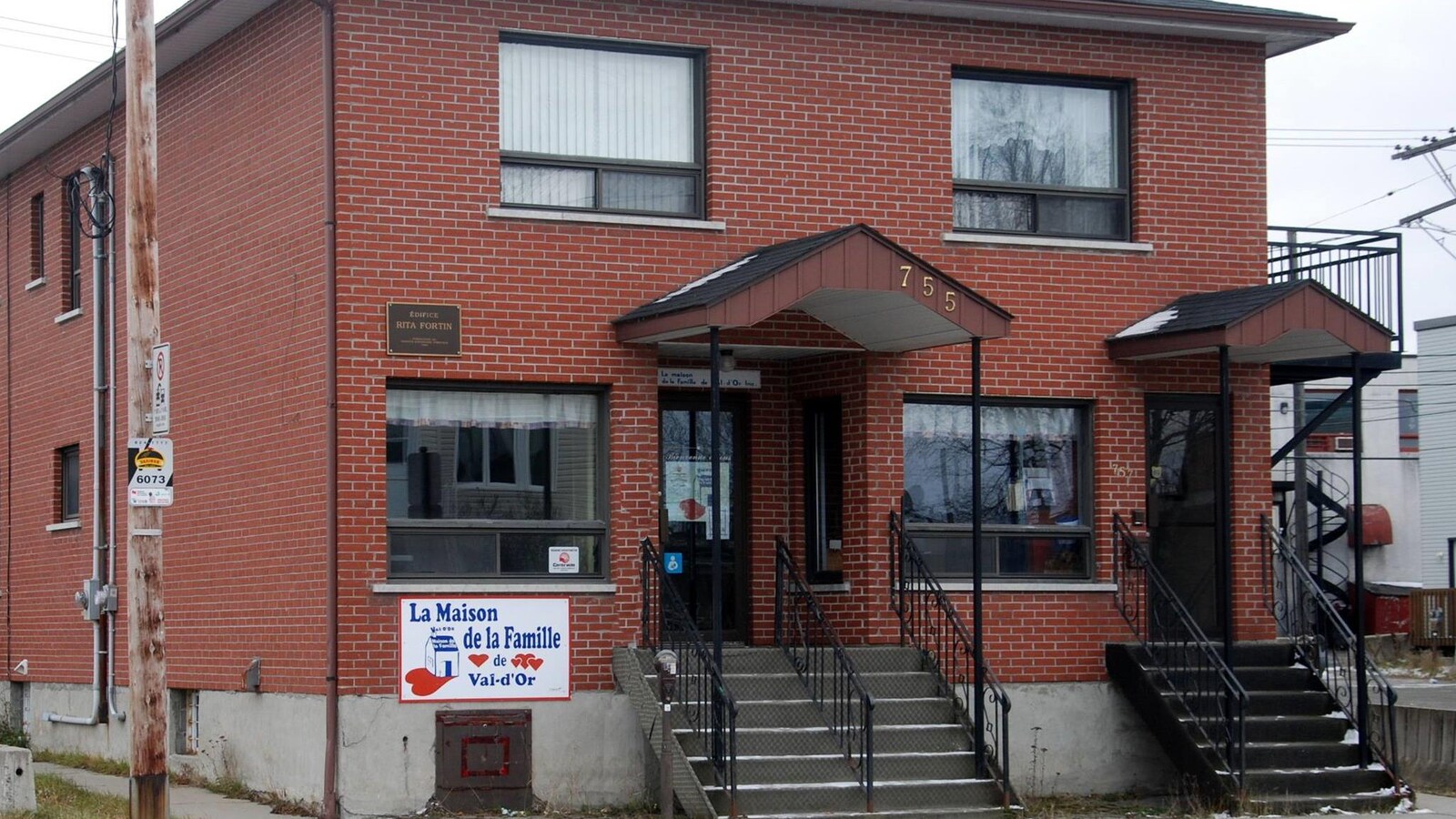 Un immeuble nommé Édifice Rita Fortin contient notamment les bureaux de la Maison de la famille de Val-d'Or.