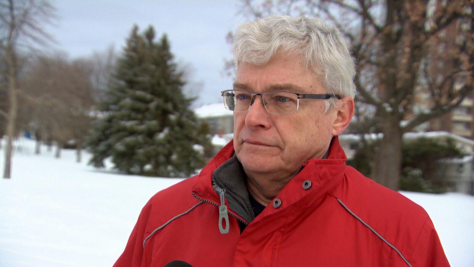 Denis Chartrand répond aux questions d'une journaliste.