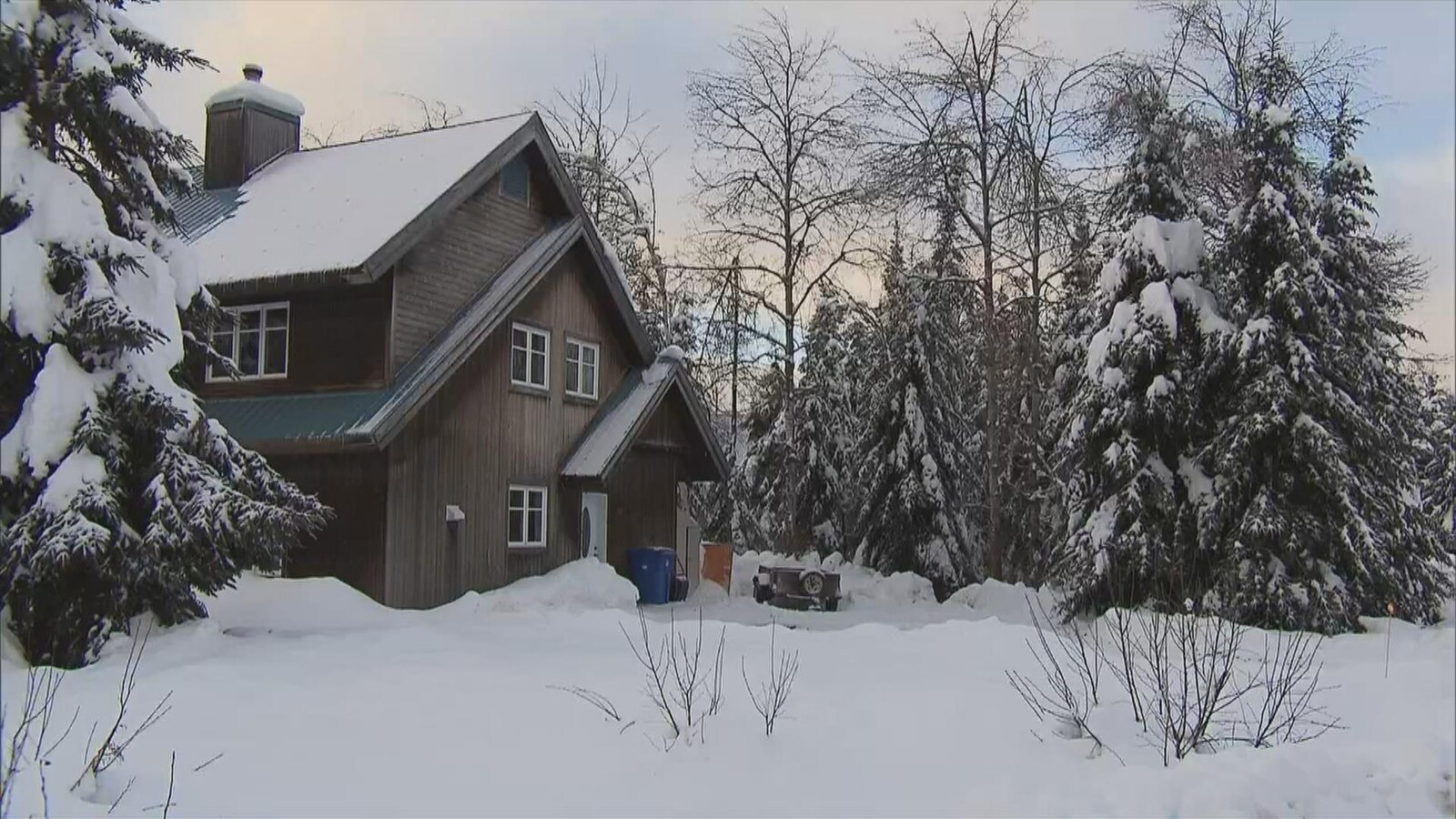Une maison du quartier écologique de Saint-Mathieu-du-Parc, sous la neige