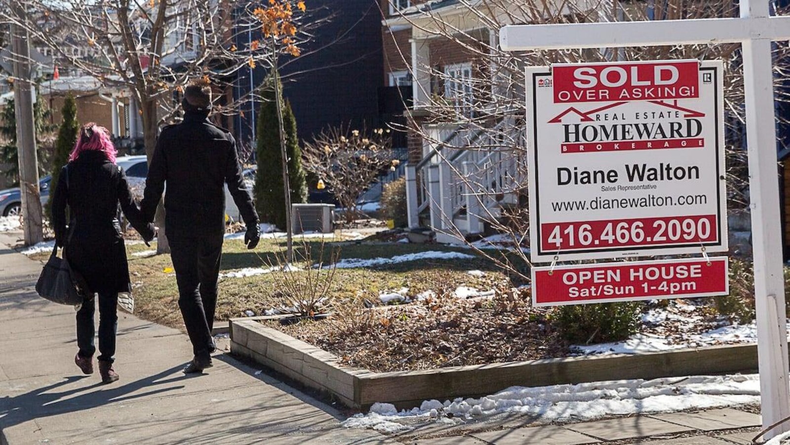 Une pancarte d'agente immobilière indiquant qu'une maison a été vendue à un prix plus élevé que celui qui a été demandé