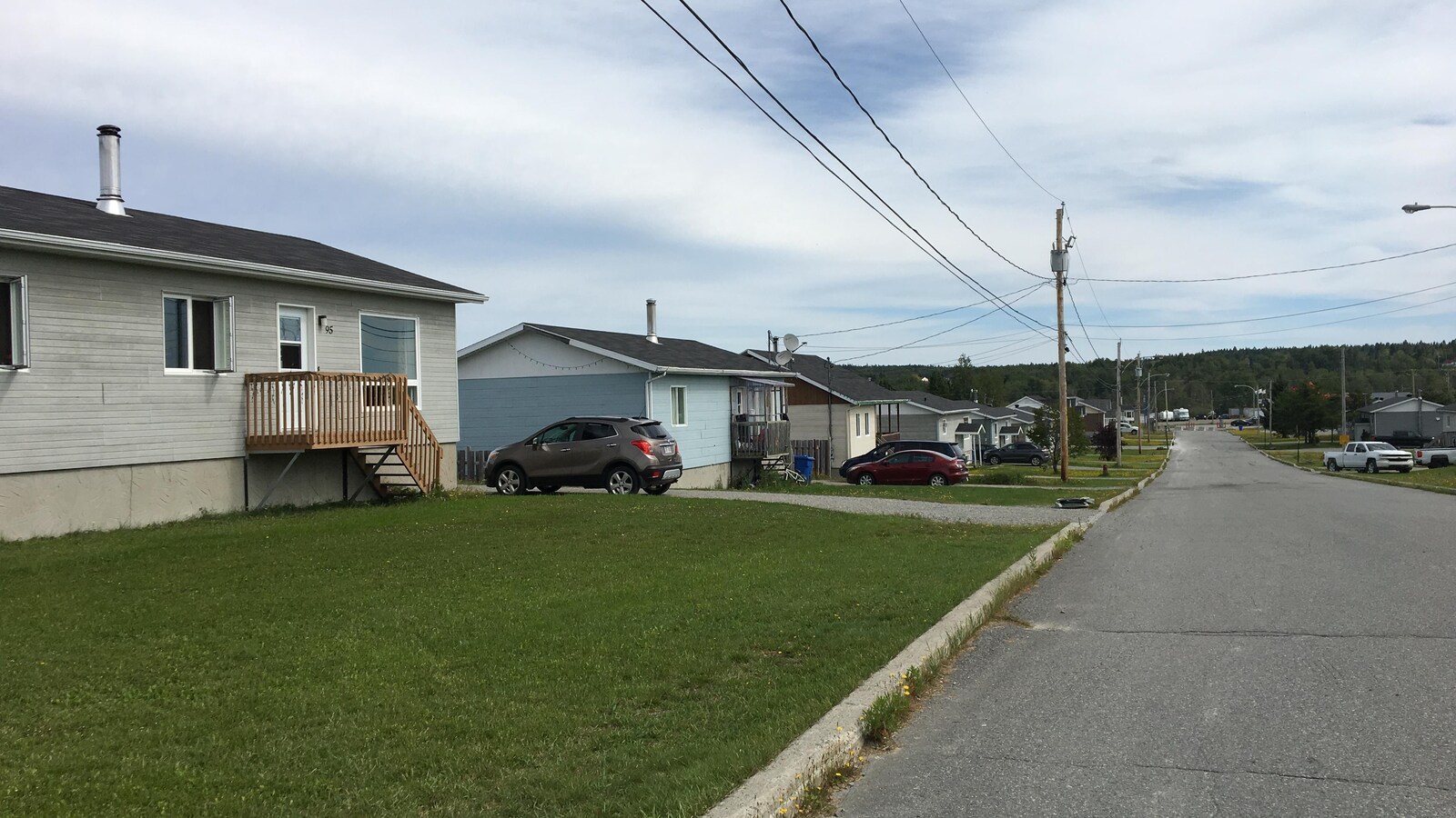 Une rue d'un quartier résidentiel dans la communauté autocthone de Pikogan.