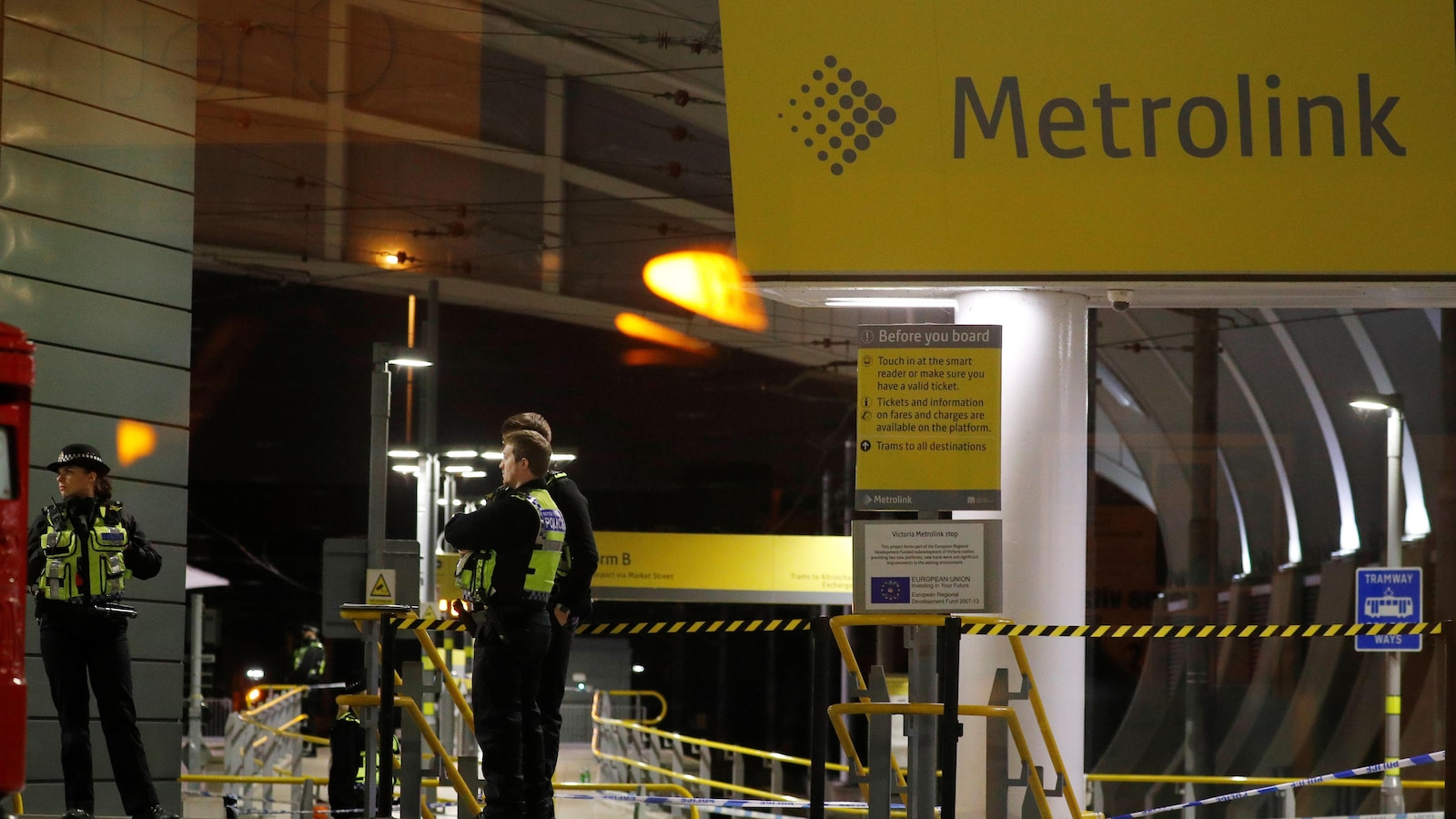 Des policiers à la gare Victoria à Manchester où une attaque au couteau a fait trois blessés.
