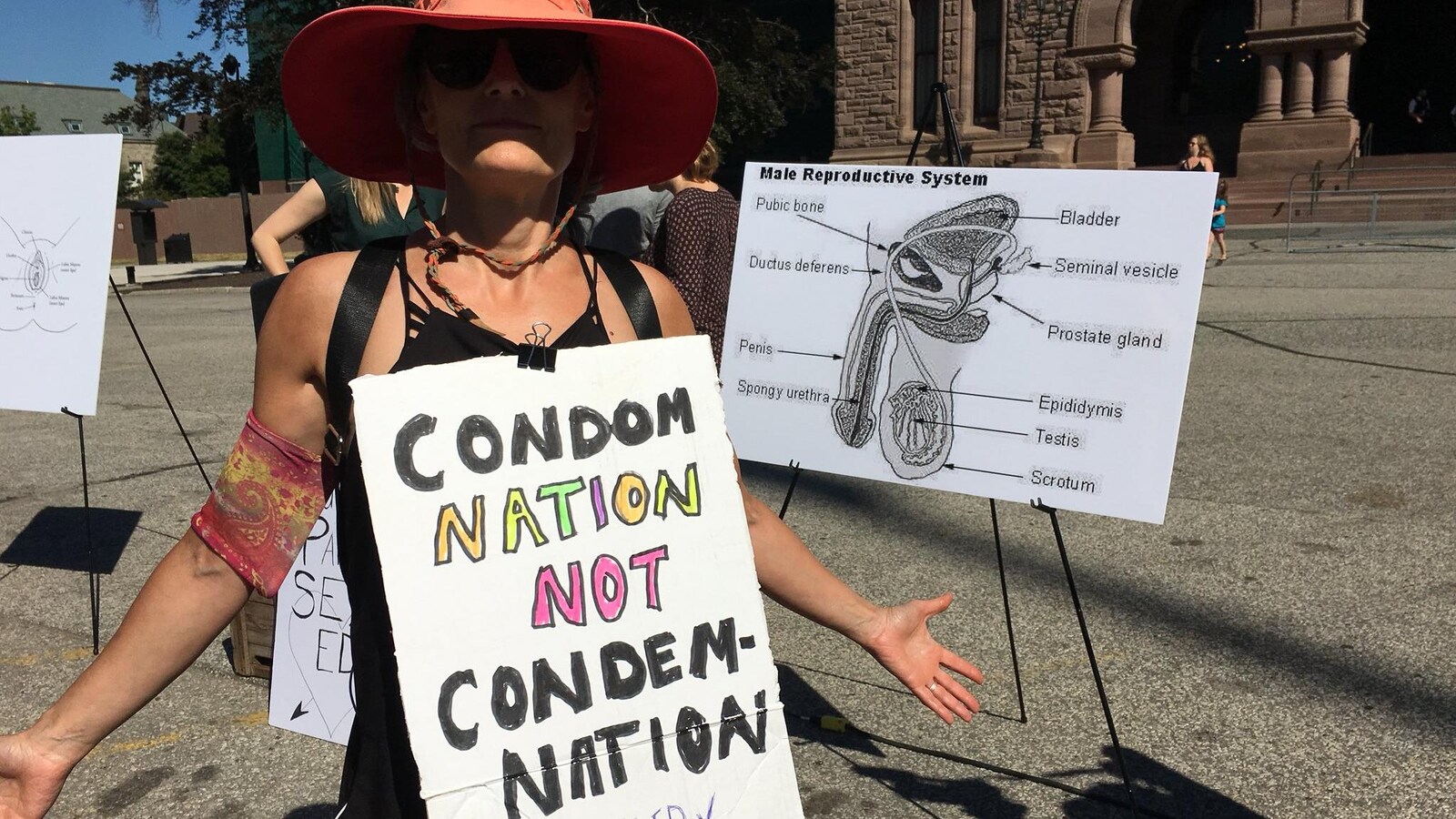 Une manifestante pour le rétablissement du programme d'éducation sexuelle de 2015 devant Queen's Park.