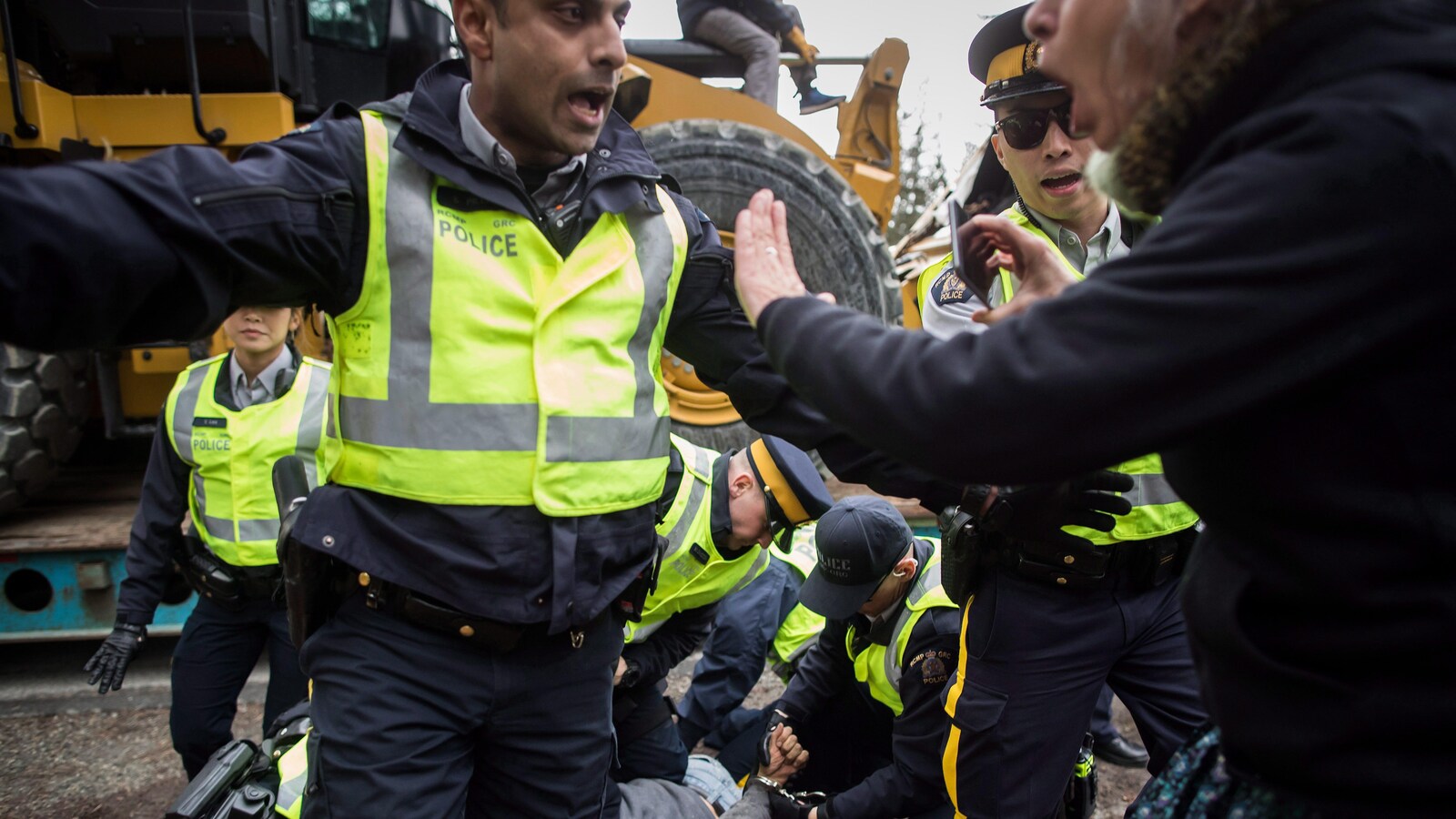 Des manifestants arrêtés par des policiers à Burnaby.