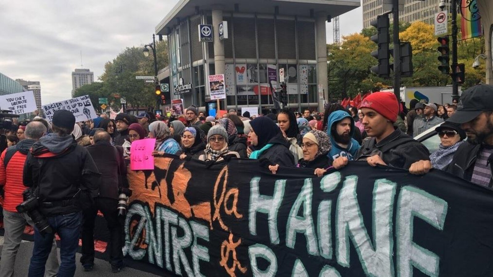 Des manifestantes qui tiennent une banderole.