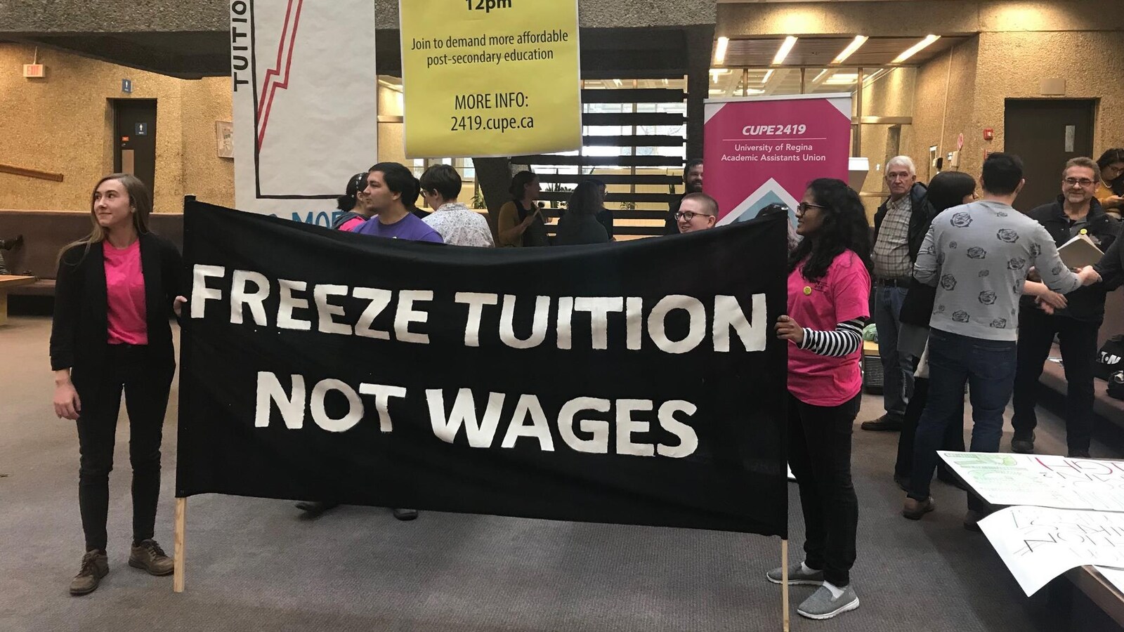 Manifestants étudiants brandissant une banderole.