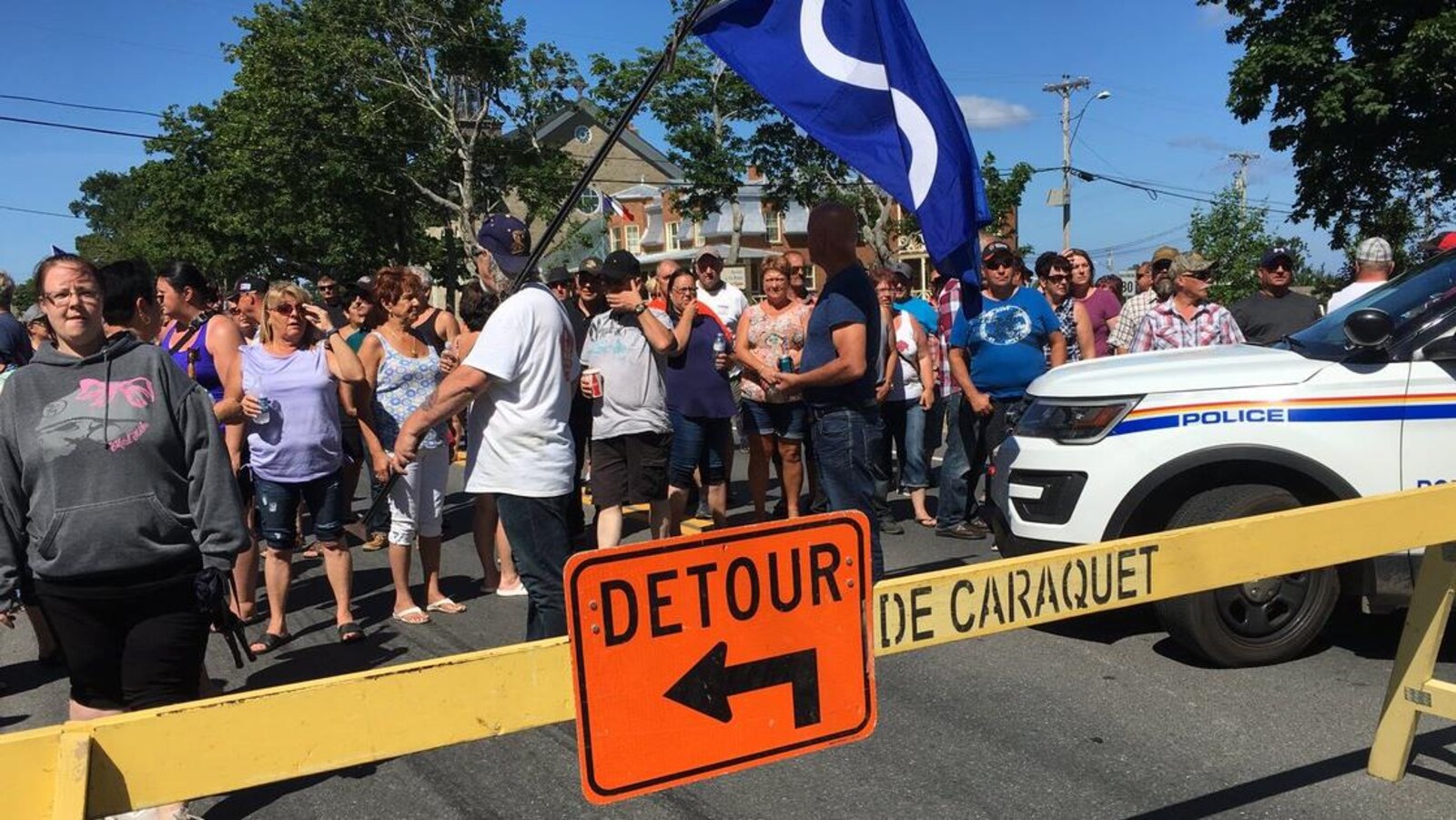 Les manifestants ont bloqué le boul. Saint-Pierre Ouest à Caraquet, forçant la police à détourner la circulation.