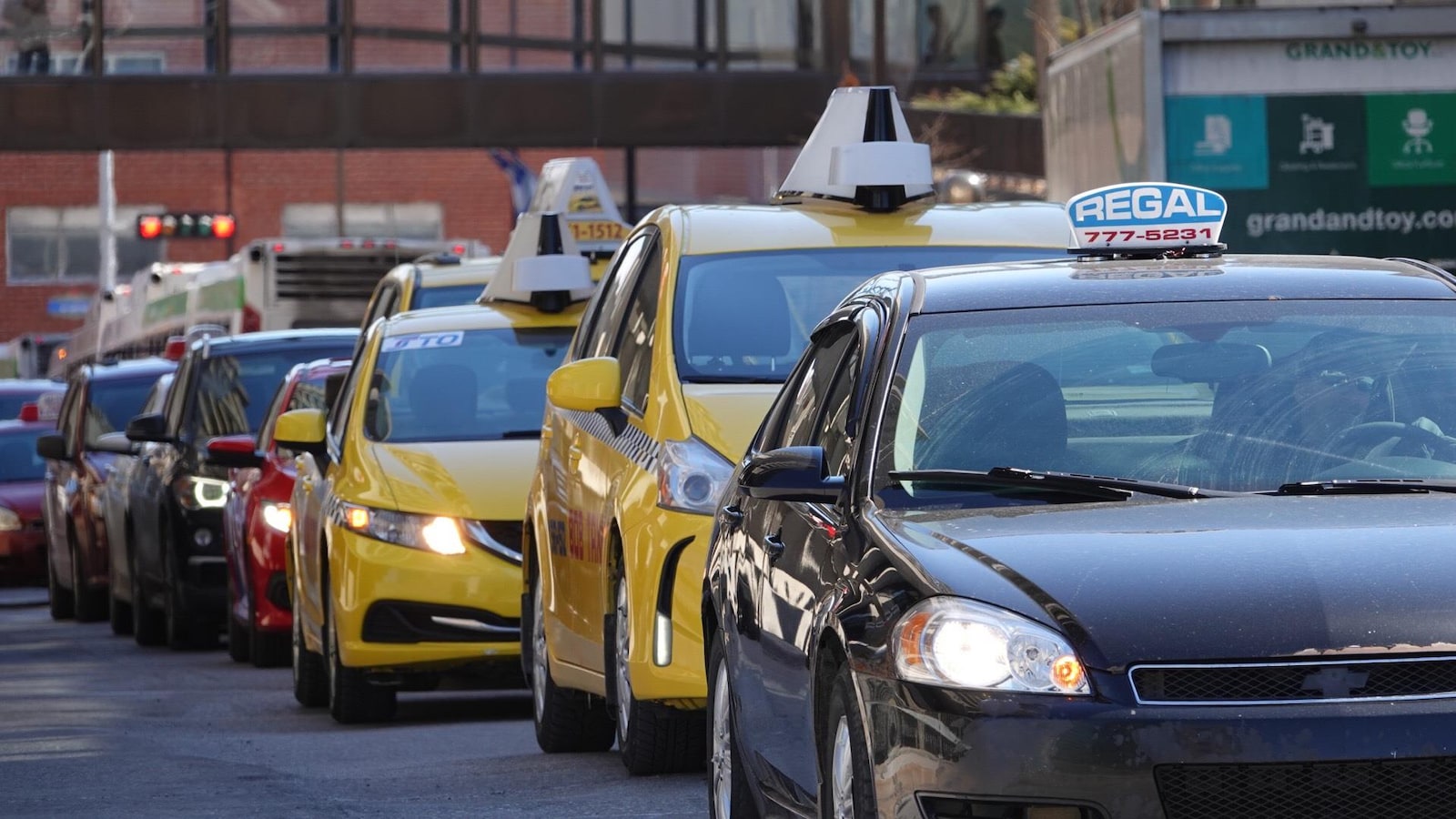 Une file de voitures de taxis.