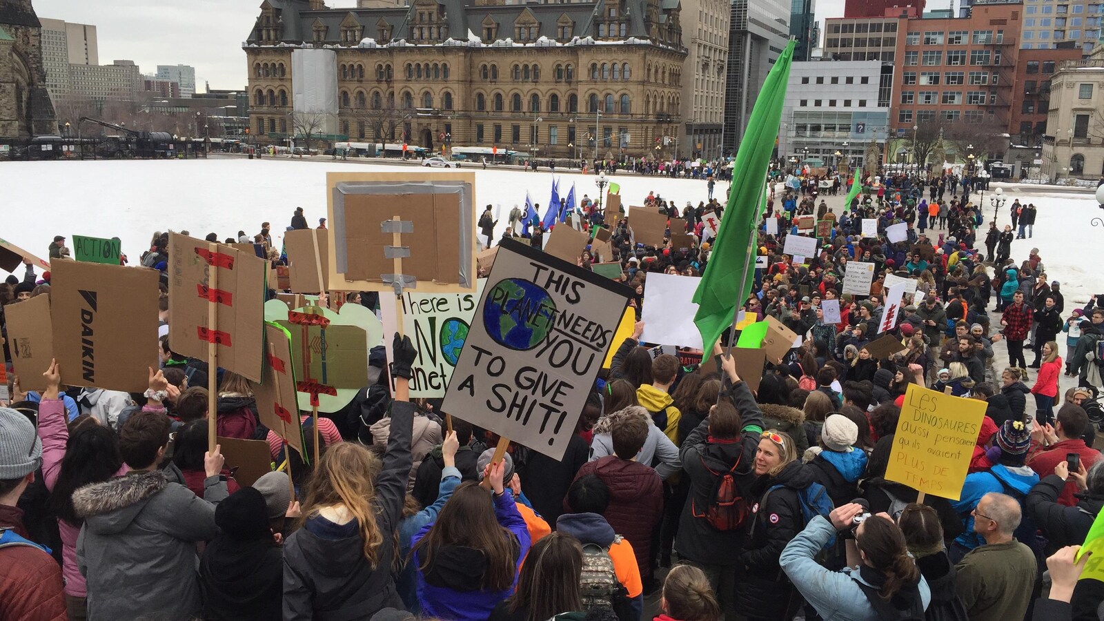 Des centaines de personnes sur la colline du Parlement pendant une manifestation.