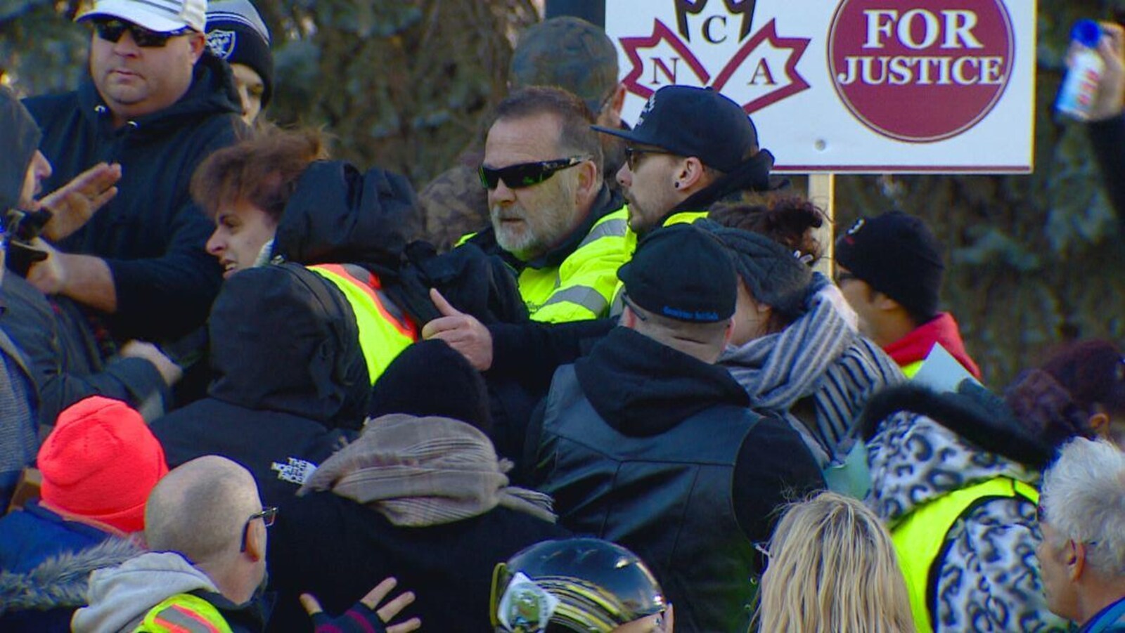 Des manifestants collés les uns contre les autres s'agitent lors du rassemblement anti-immigration à Edmonton.