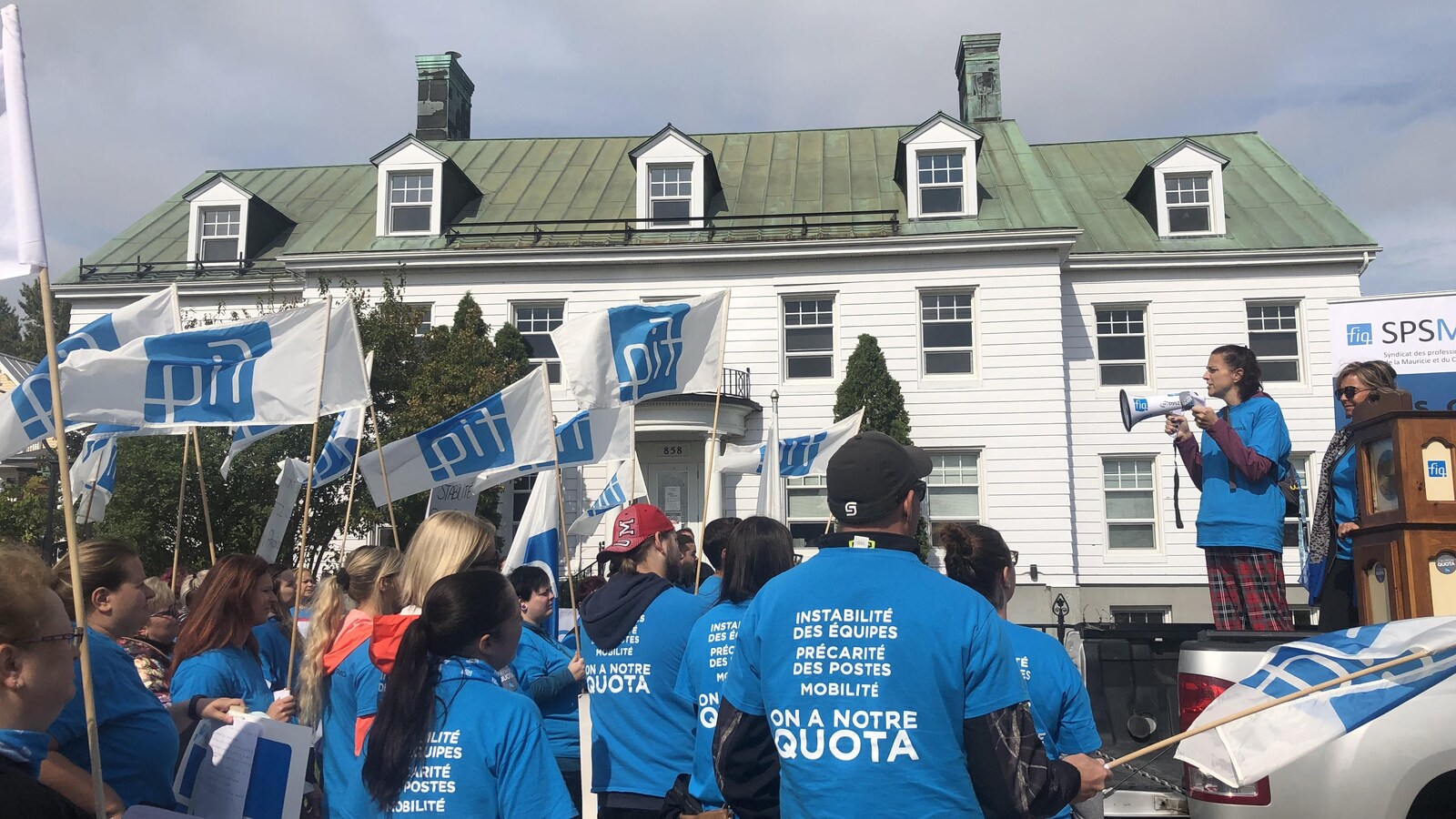Des infirmières manifestent à Trois-Rivières.
