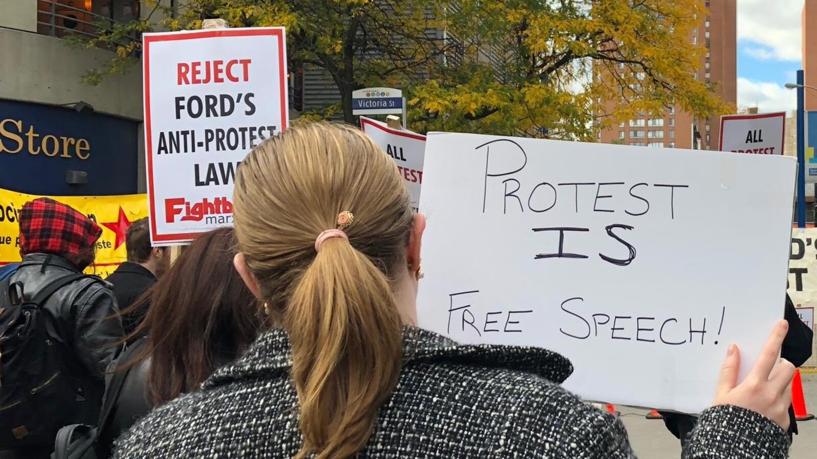 Des manifestants qui tiennent des enseignes