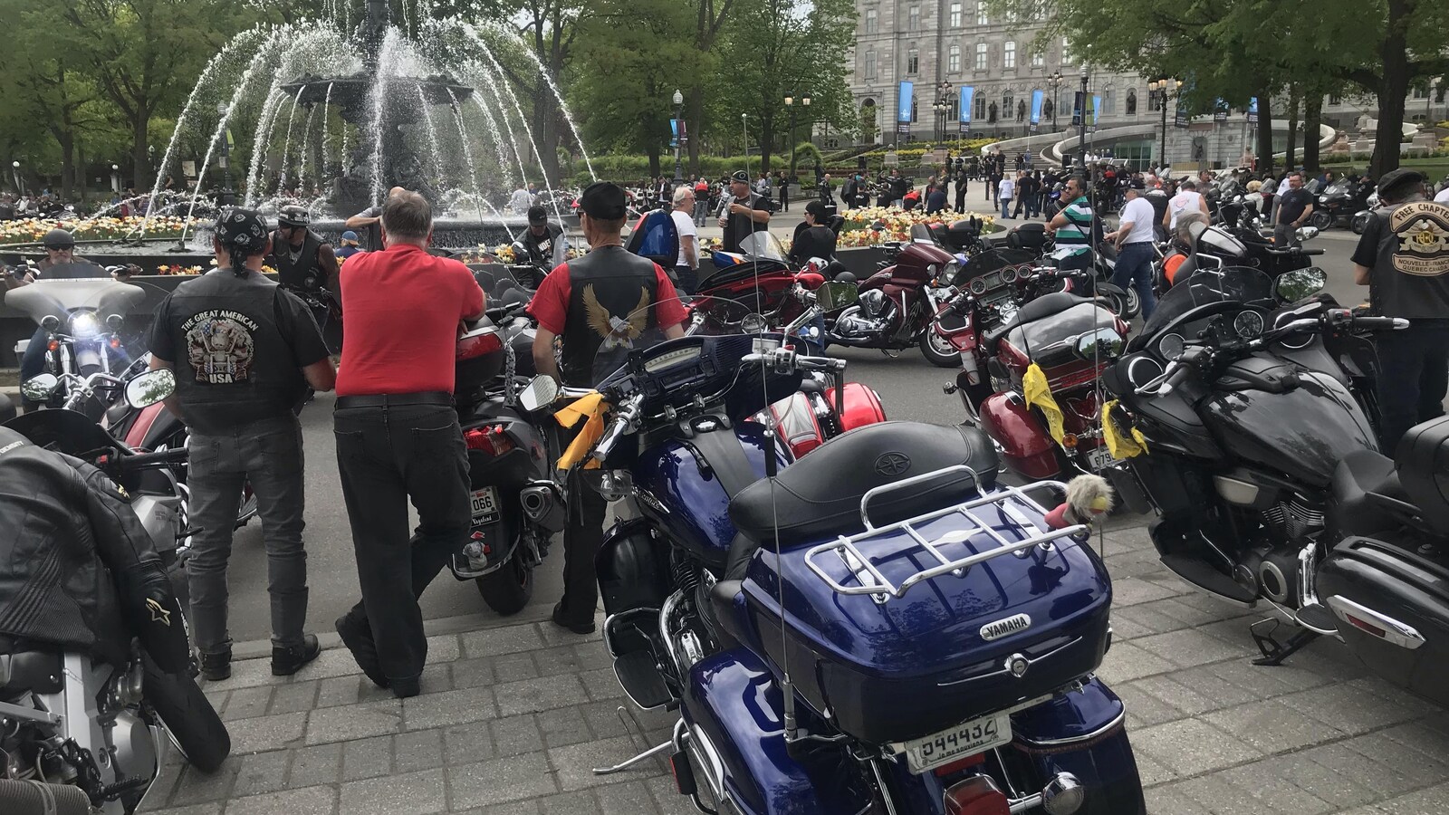 Des centaines de motocyclistes manifestant devant l'Assemblée nationale, à Québec
