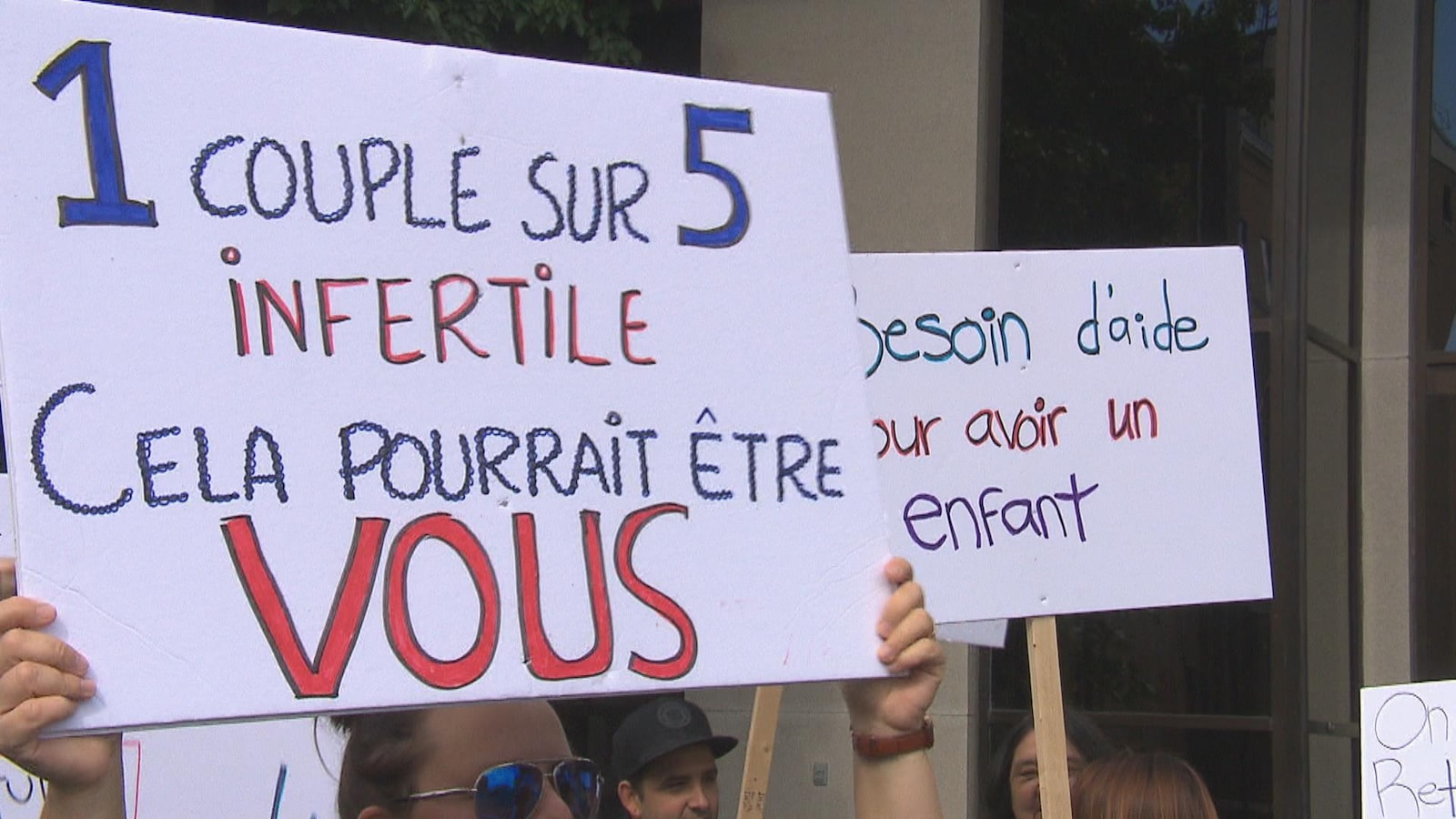 Une manifestation pour demander le retour du programme de procréation médicale assistée gratuit.