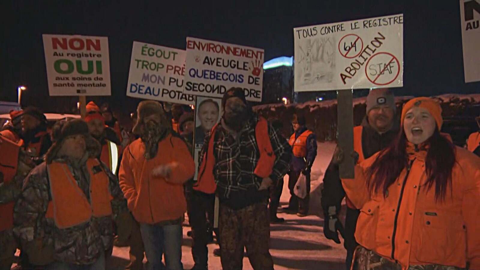 Des manifestants tiennent des affiches sur lesqelles on peut lire « Tous contre le registre » et « Non au registre. Oui aux soins de santé mentale ».