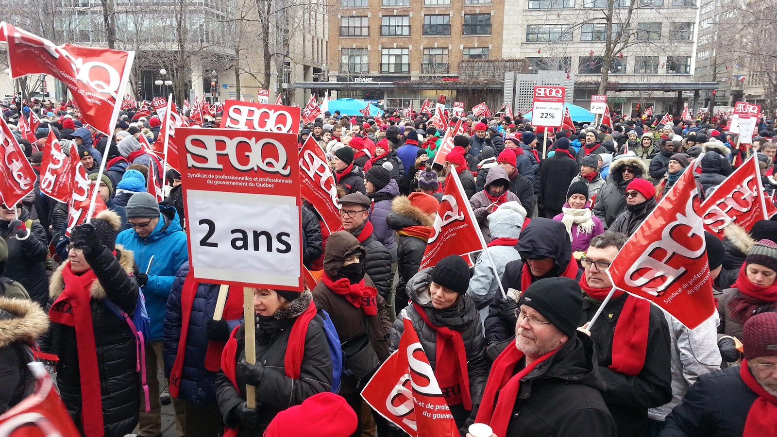 Des milliers de membres du SPGQ rassemblés à la place de l'Université-du-Québec