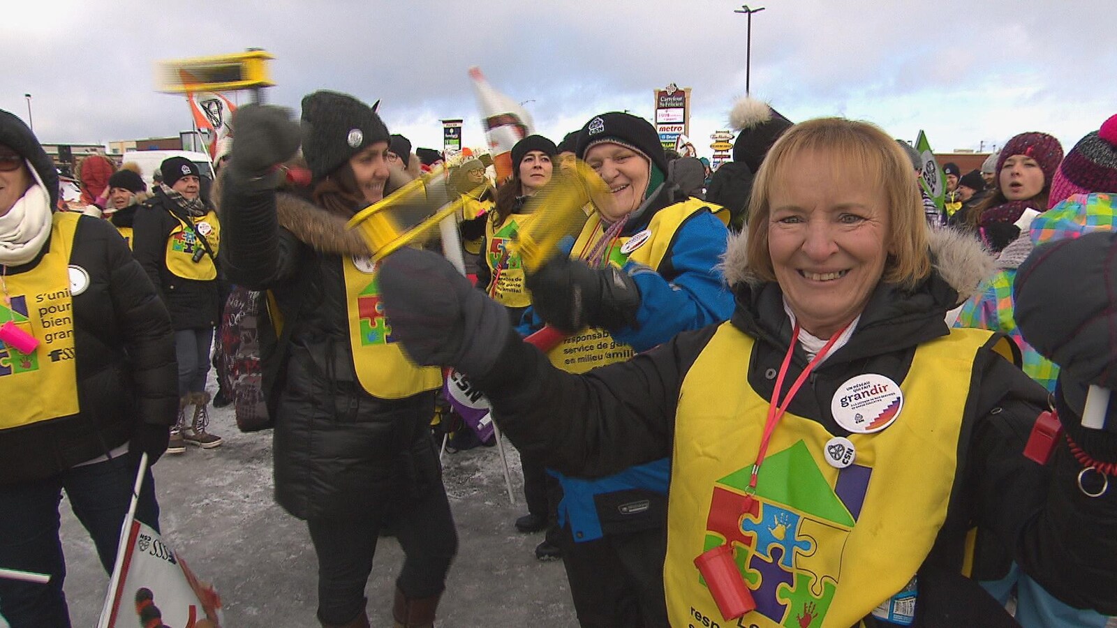 Plus de deux cents manifestants s'étaient donné rendez-vous devant les bureaux de Philippe Couillard, à Saint-Félicien