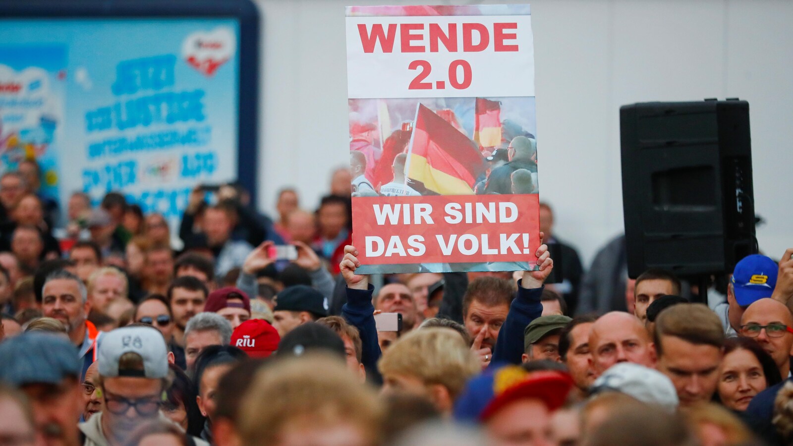 Des gens manifestent en brandissant des pancartes le 30 août 2018