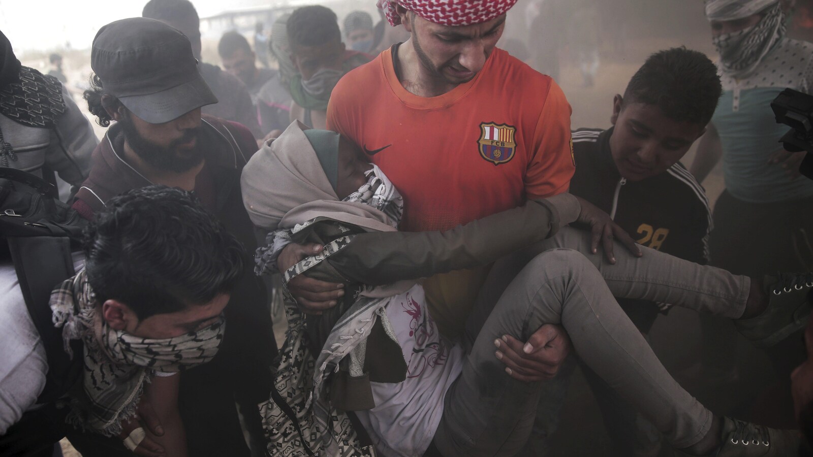 Les manifestants palestiniens évacuent une femme blessée lors des affrontements avec les soldats israéliens.