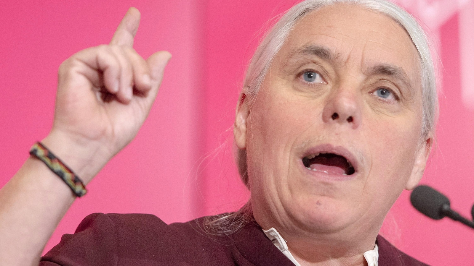 Manon Massé s'exprime sur une scène.