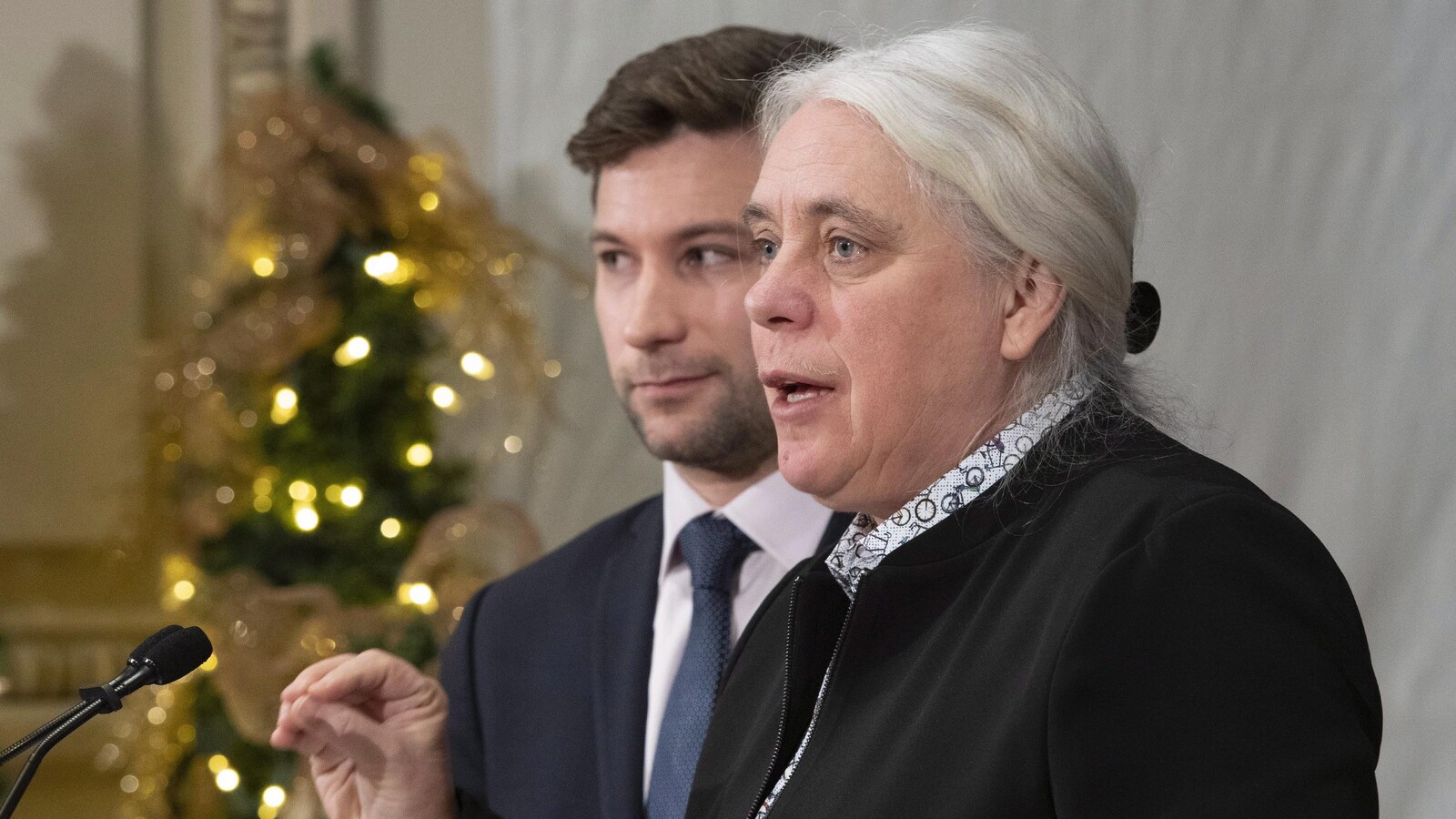 Manon Massé répond aux journalistes, à l'avant-plan, pendant qu'on voit Gabriel Nadeau-Dubois à l'arrière.