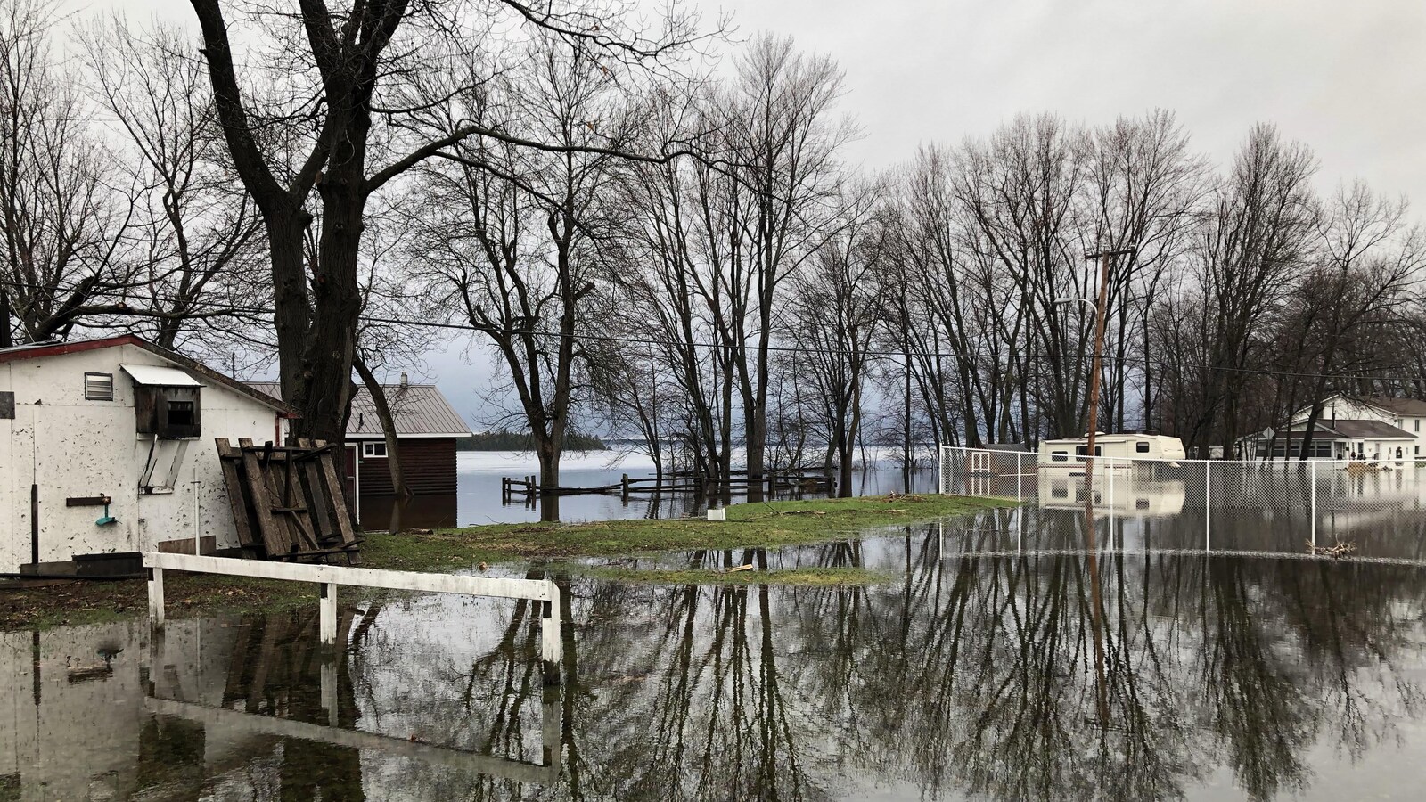 Inondations la pluie tient FortCoulonge et MansfieldetPontefract