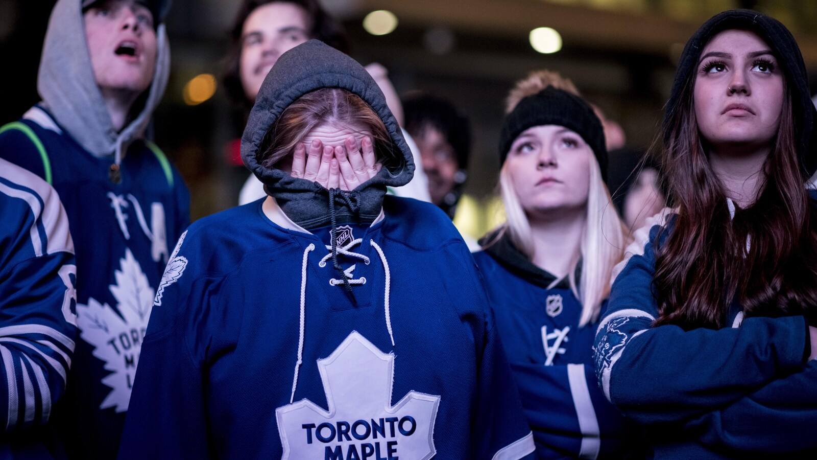 Les amateurs des Maple Leafs de Toronto montrent leur déception après avoir regardé la défaite de leur équipe devant le grand écran au Maple Leaf Square au centre-ville de Toronto.