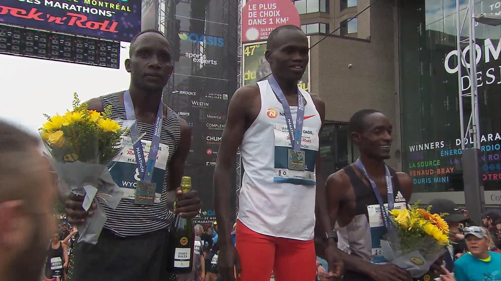 Les trois hommes sur le podium avec leurs médailles