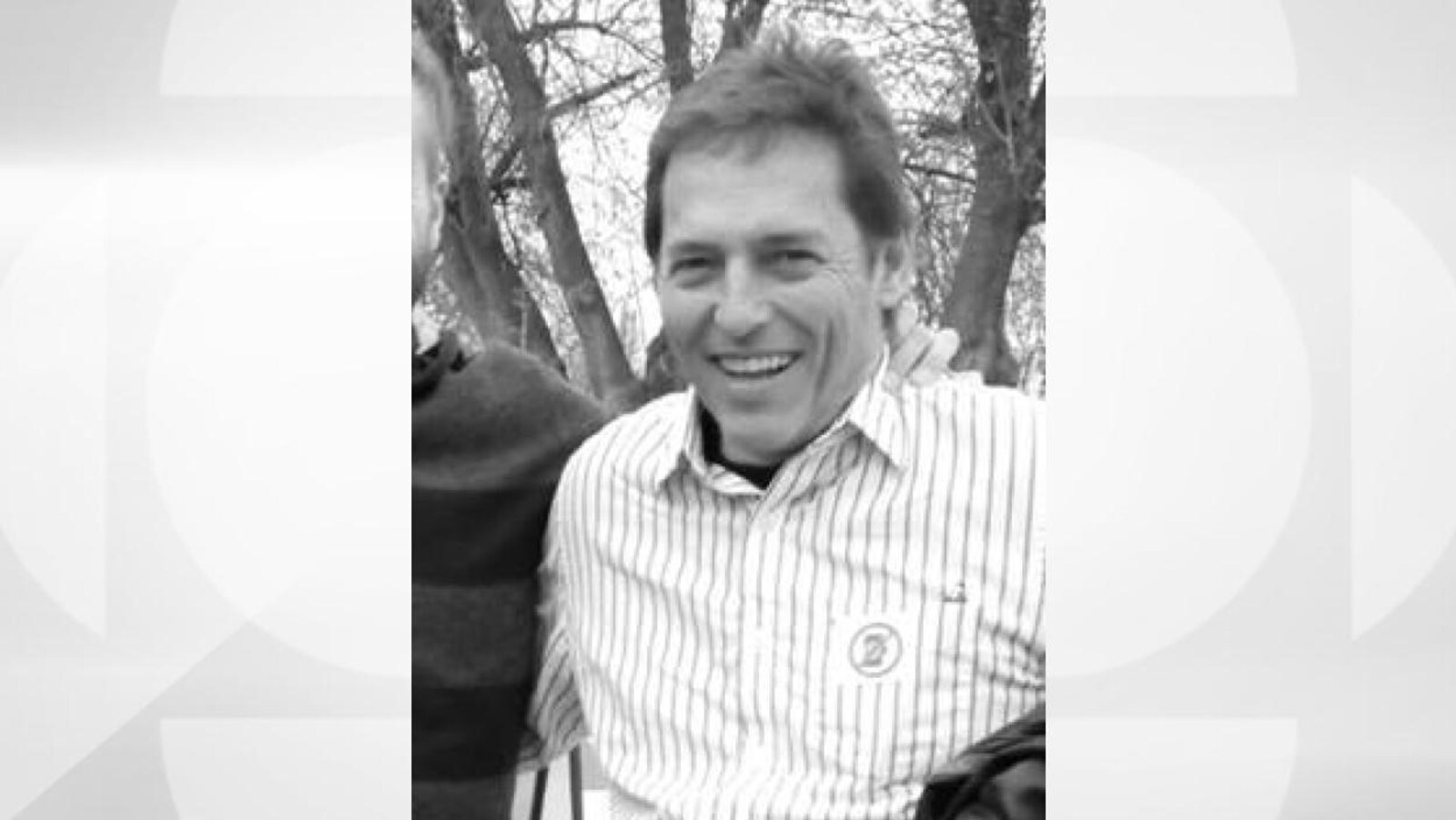 Un portrait de Marc Charbonneau, devant un arbre, à l'extérieur.