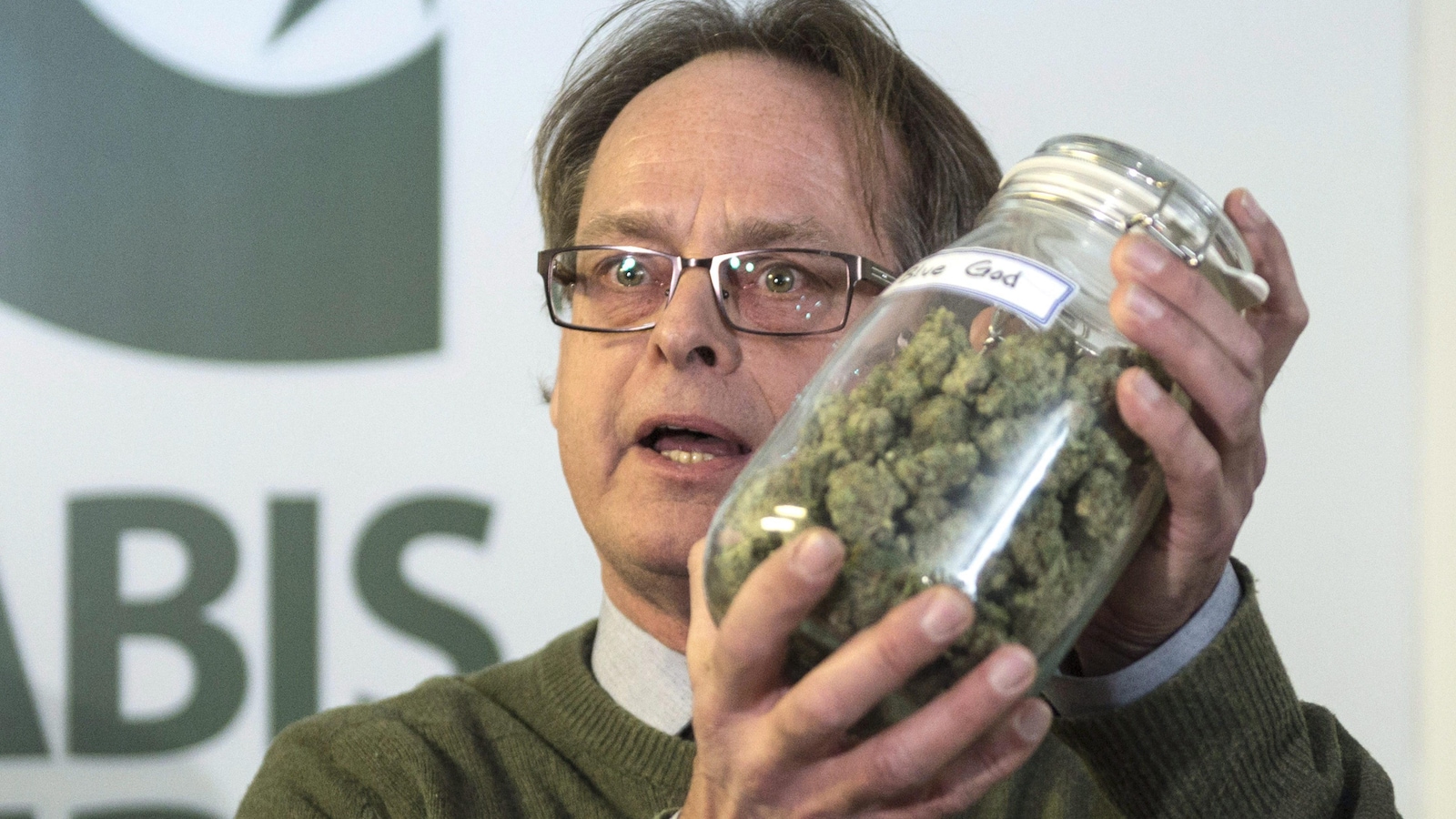 Marc Emery tenant un bocal de marijuana