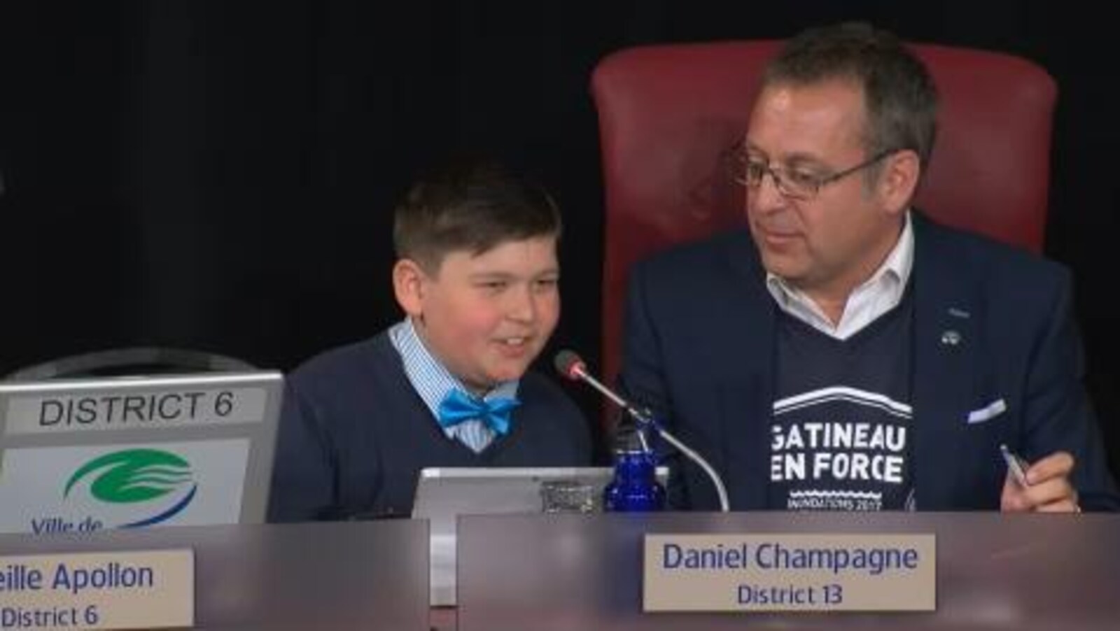 Marc-Olivier Chantelois au côté du conseiller Daniel Champagne