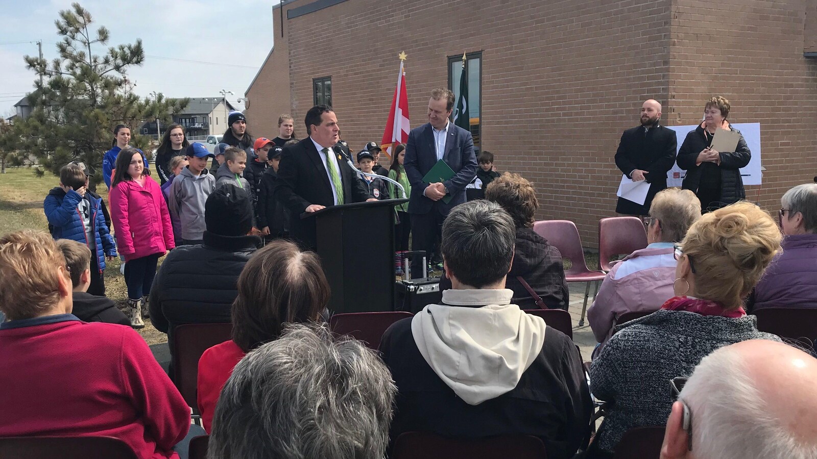 Marc Serré derrière un podium à l'extérieure du Centre Lionel E. Lalonde.