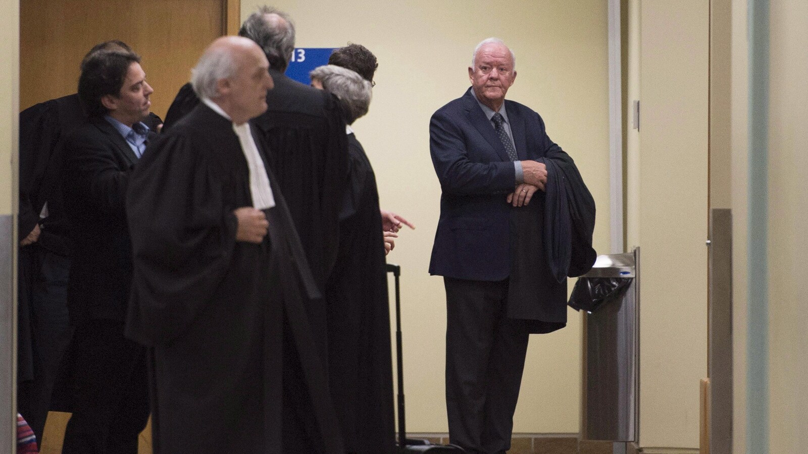 Marc-Yvan Côté et ses avocats au palais de justice de Québec en novembre dernier.