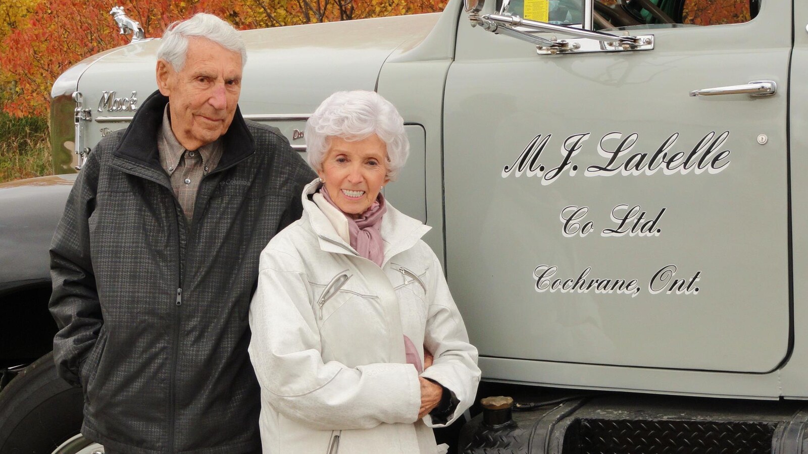 Marcel et Frances Labelle devant un camion de la compagnie M.J. Labelle Co Ltd.