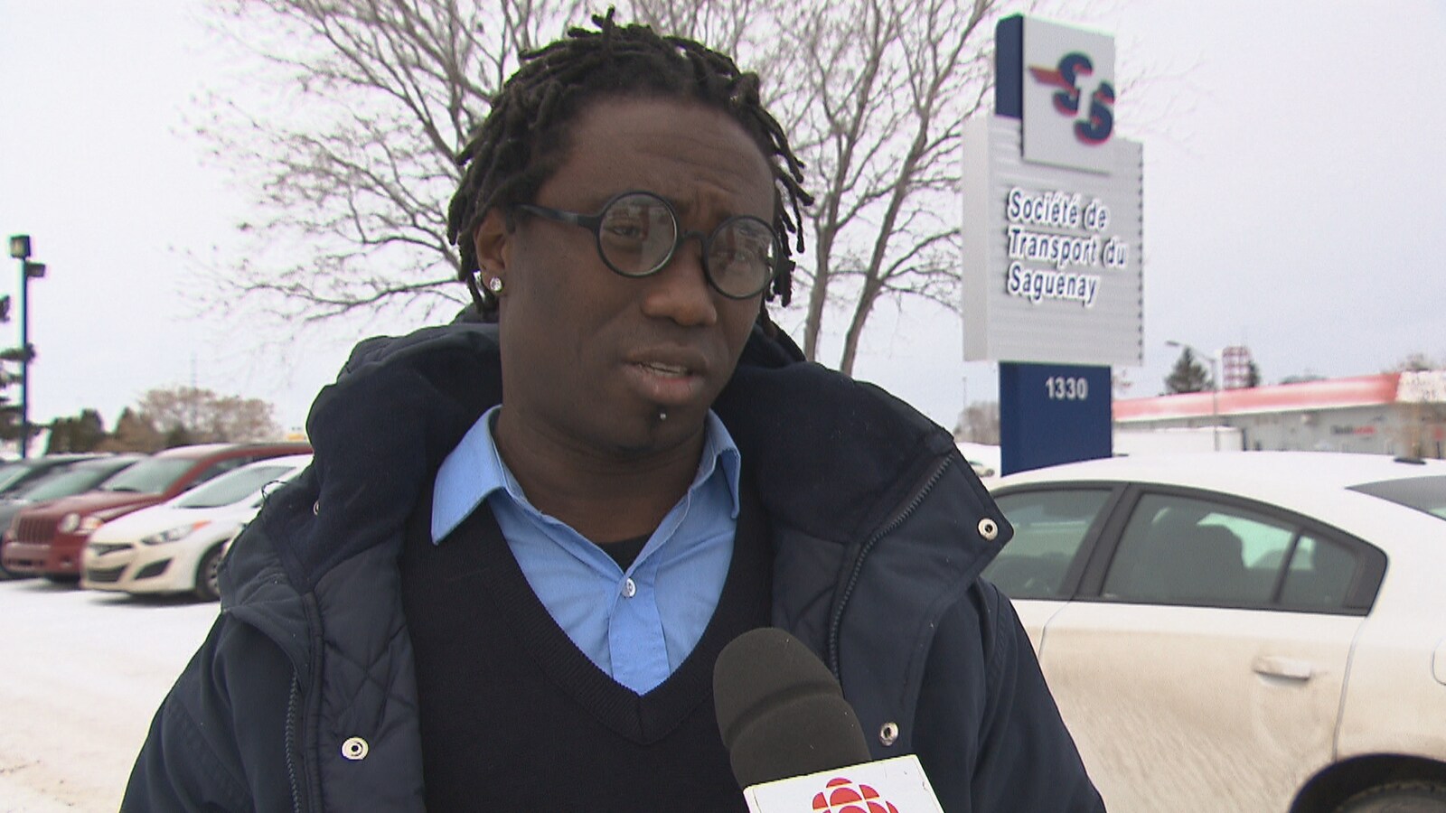 Marcellin Gbazai en entrevue dans le stationnement du siège social de la Société de transport du Saguenay.