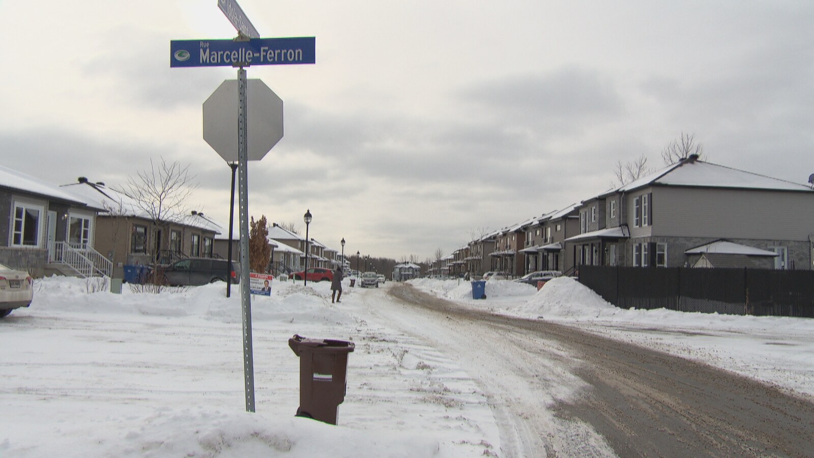 Une intersection avec des maisons jumelées.