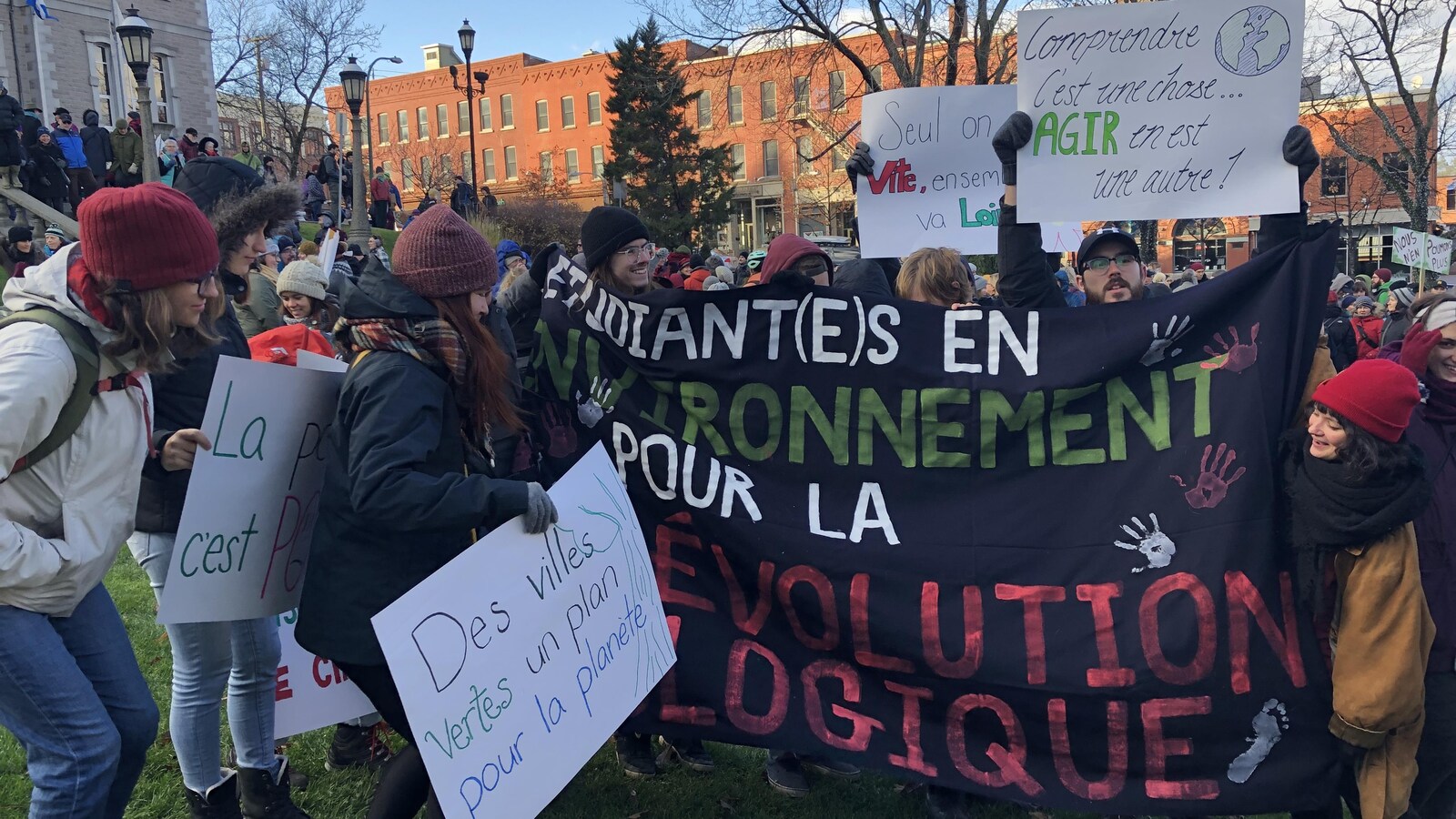 Des centaines de personnes ont pris part à la marche pour le climat, samedi, à Sherbrooke.