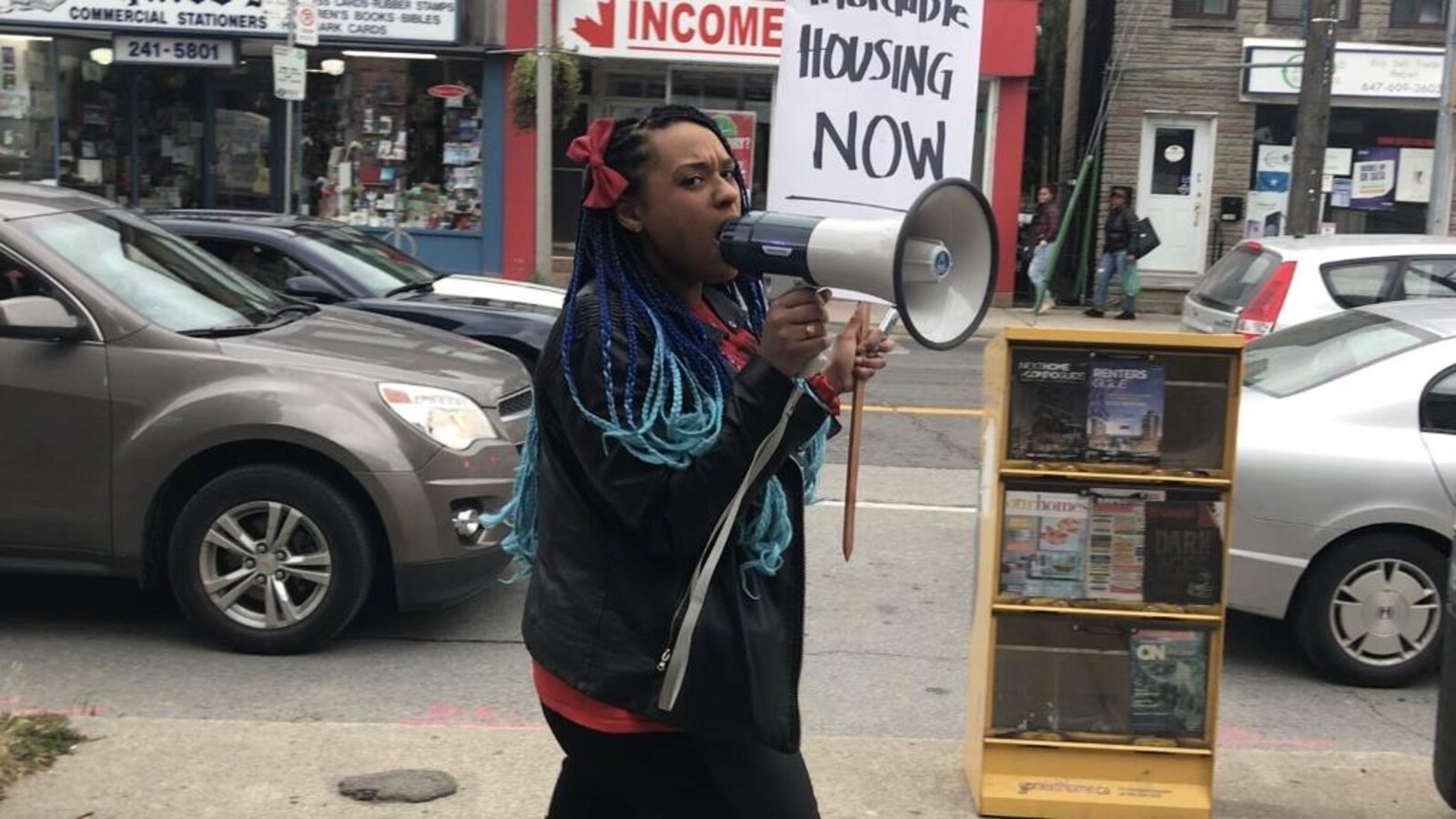 Une femme manifeste.