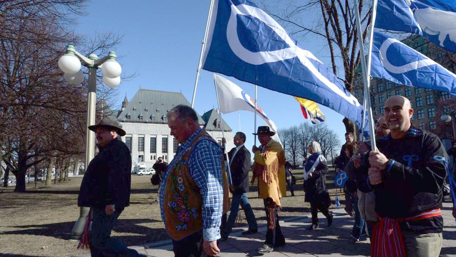 Des Métis marchent devant la Cour suprême du Canada.