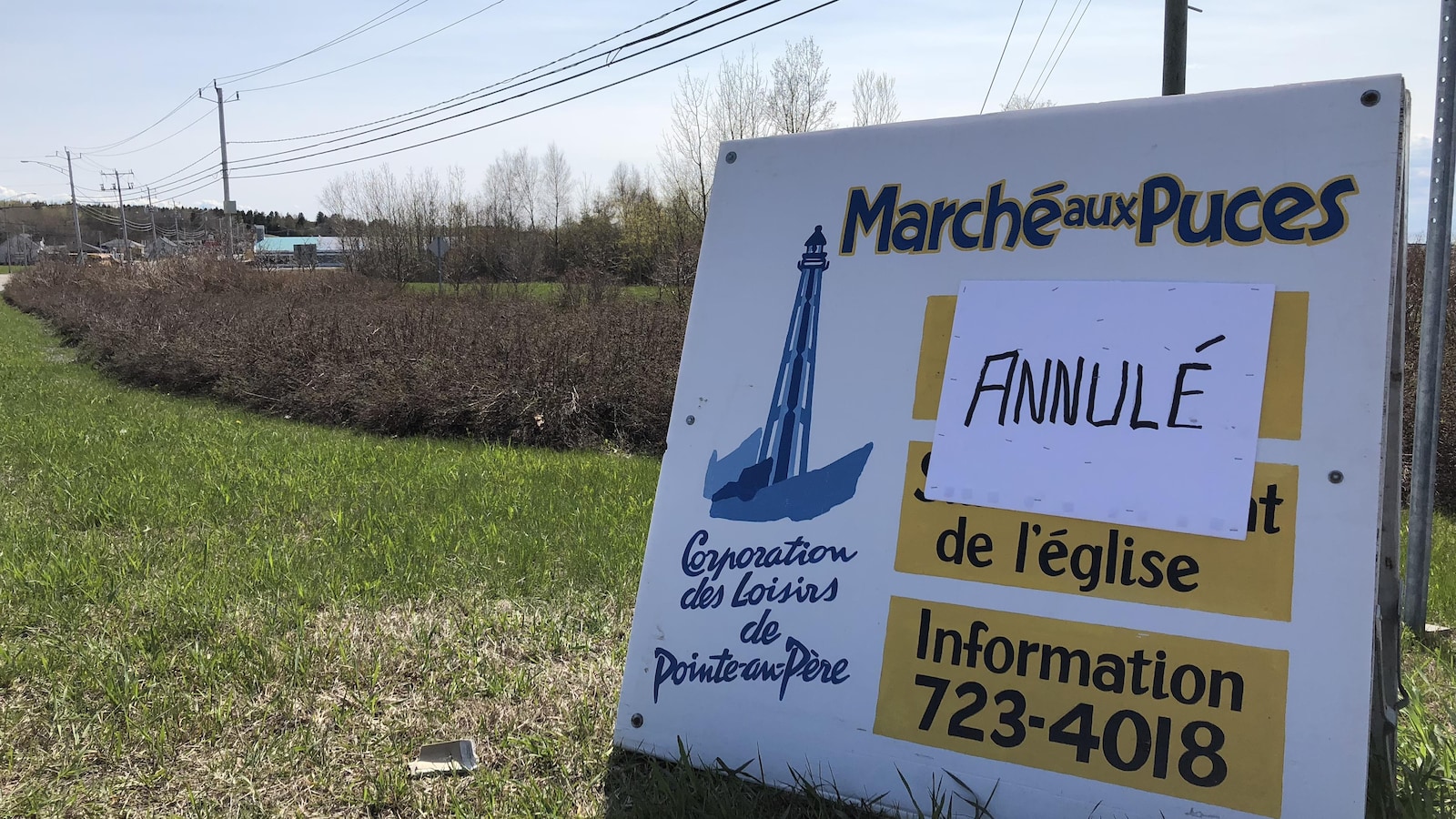 La pancarte du marché aux puces sur laquelle une feuille a été placée. Le mot «annulé» est inscrit sur la feuille.