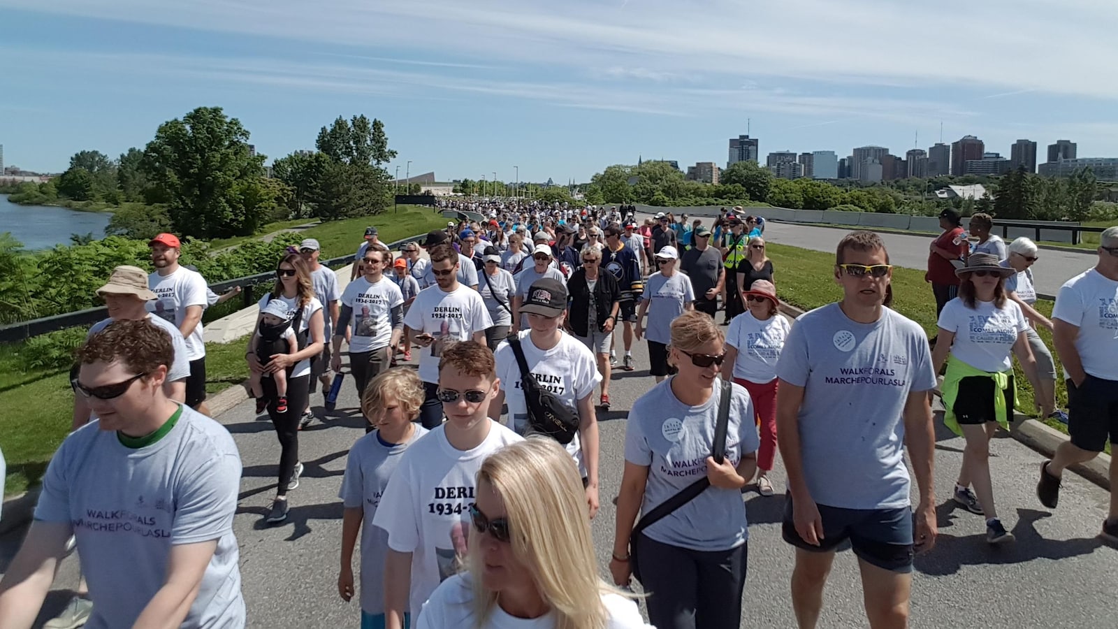 Des milliers de personnes marchent à Ottawa.