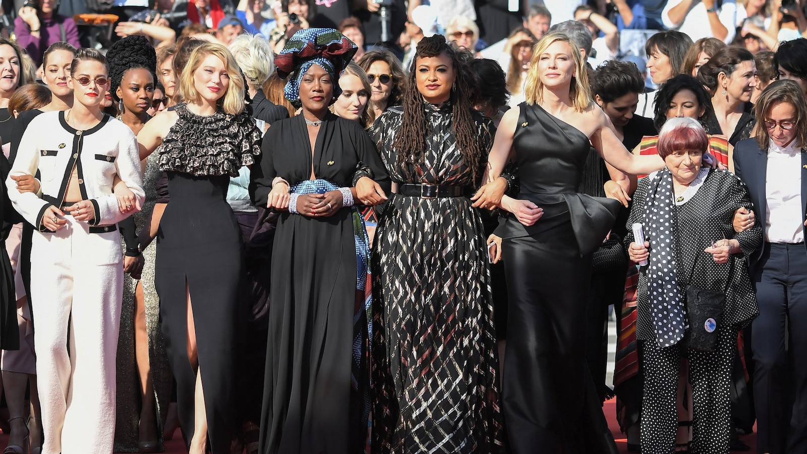 Des dizaines de femmes, bras dessus, bras dessous, ont fait une montée des marches historique au Festival de Cannes.