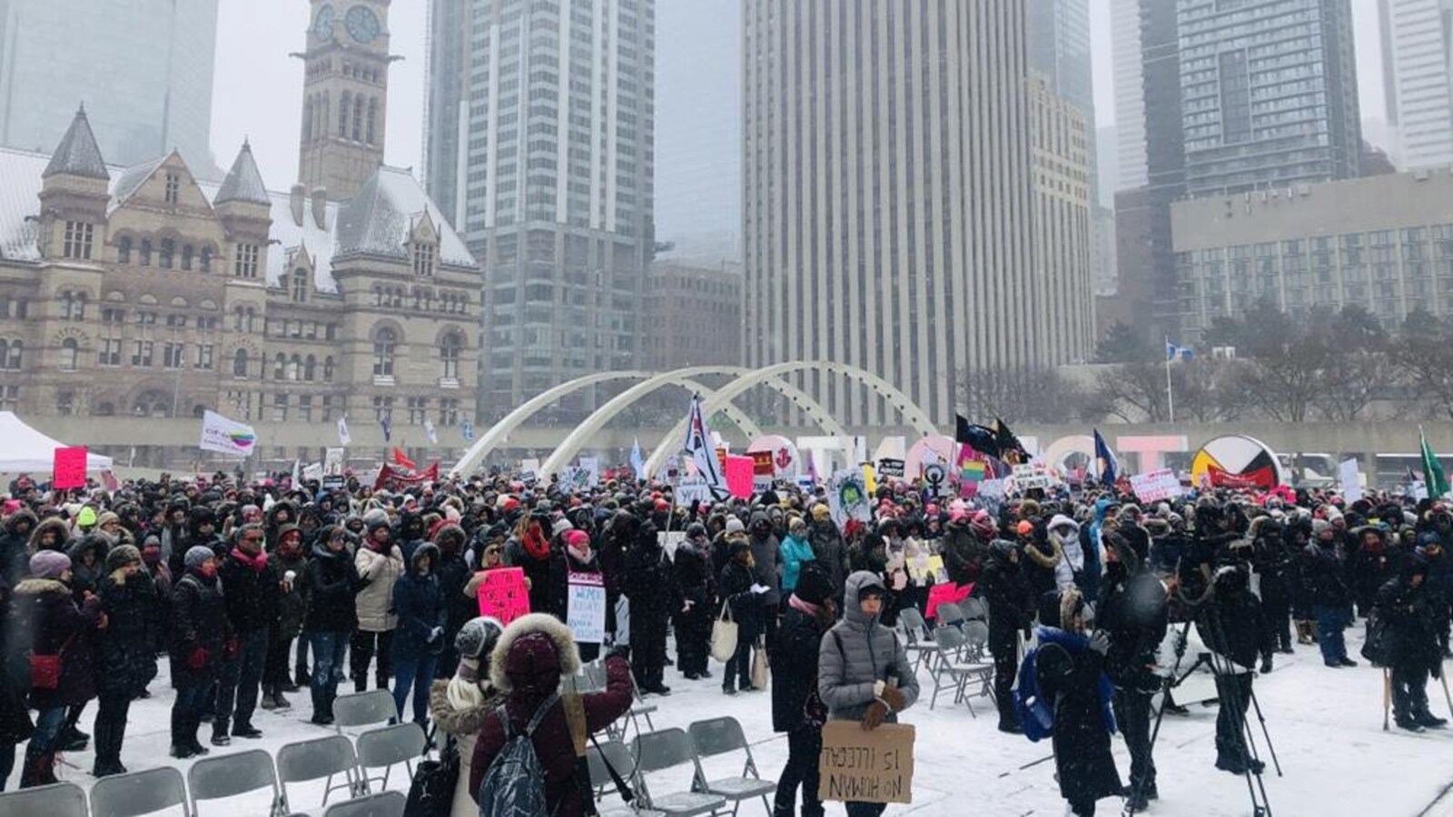 Des femmes dans les rues de Toronto.