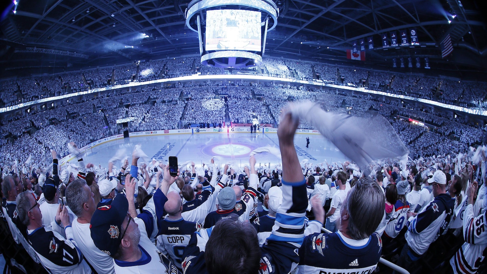 Les partisans des Jets de Winnipeg encouragent l'équipe avant le commencement de la deuxième rencontre de la série face au Wild du Minnesota.