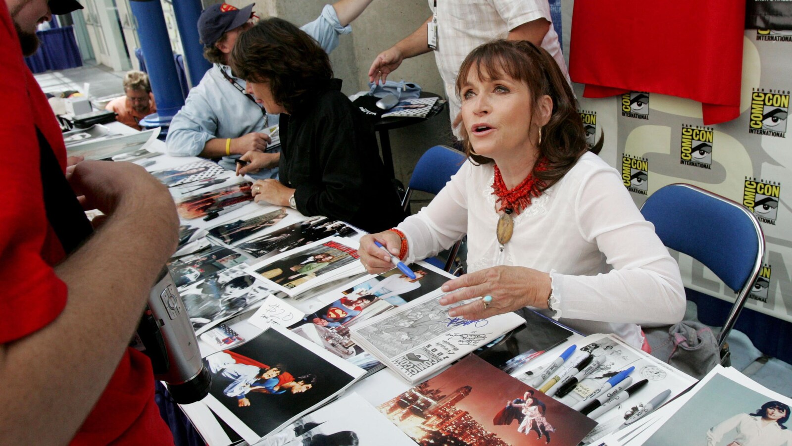 Margot Kidder signait des autographes aux fans de « Superman » lors du Comiccon de San Diego, en 2005.