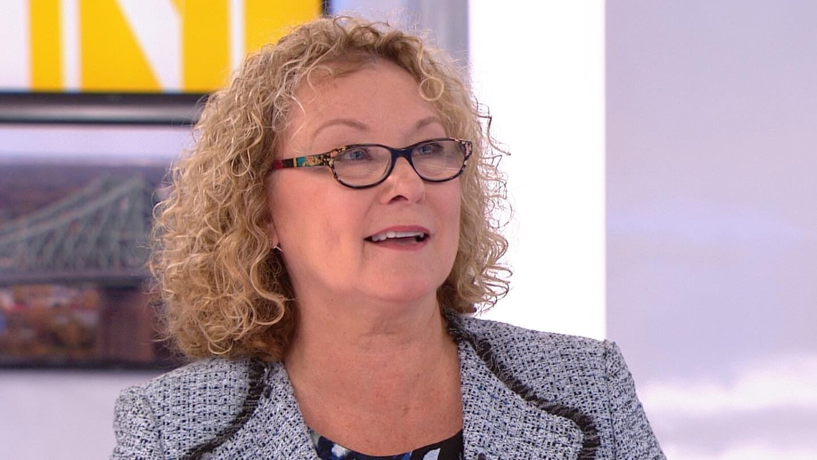 Marguerite Blais sur le plateau de télévision.