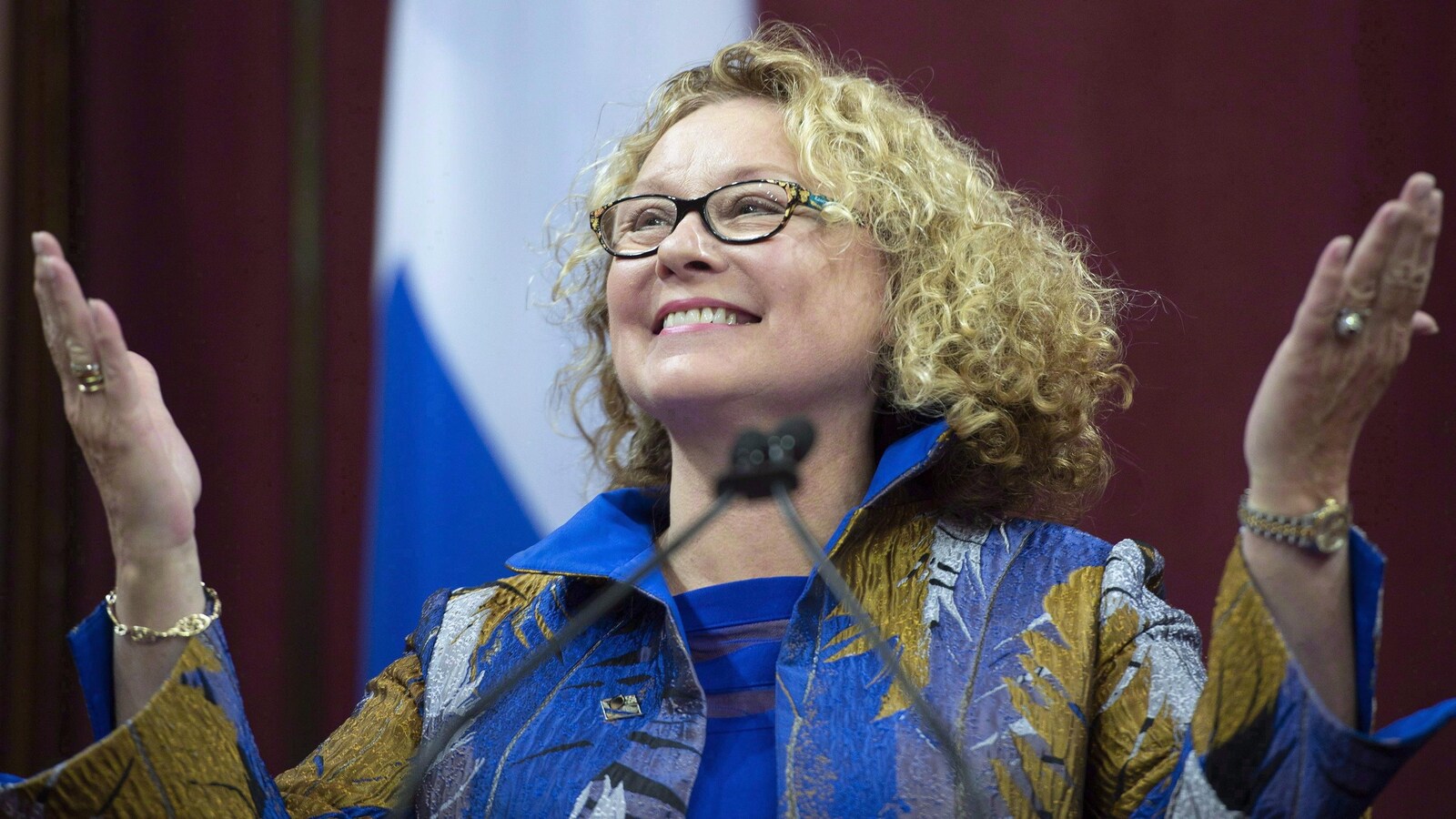 Une ministre salue la foule.